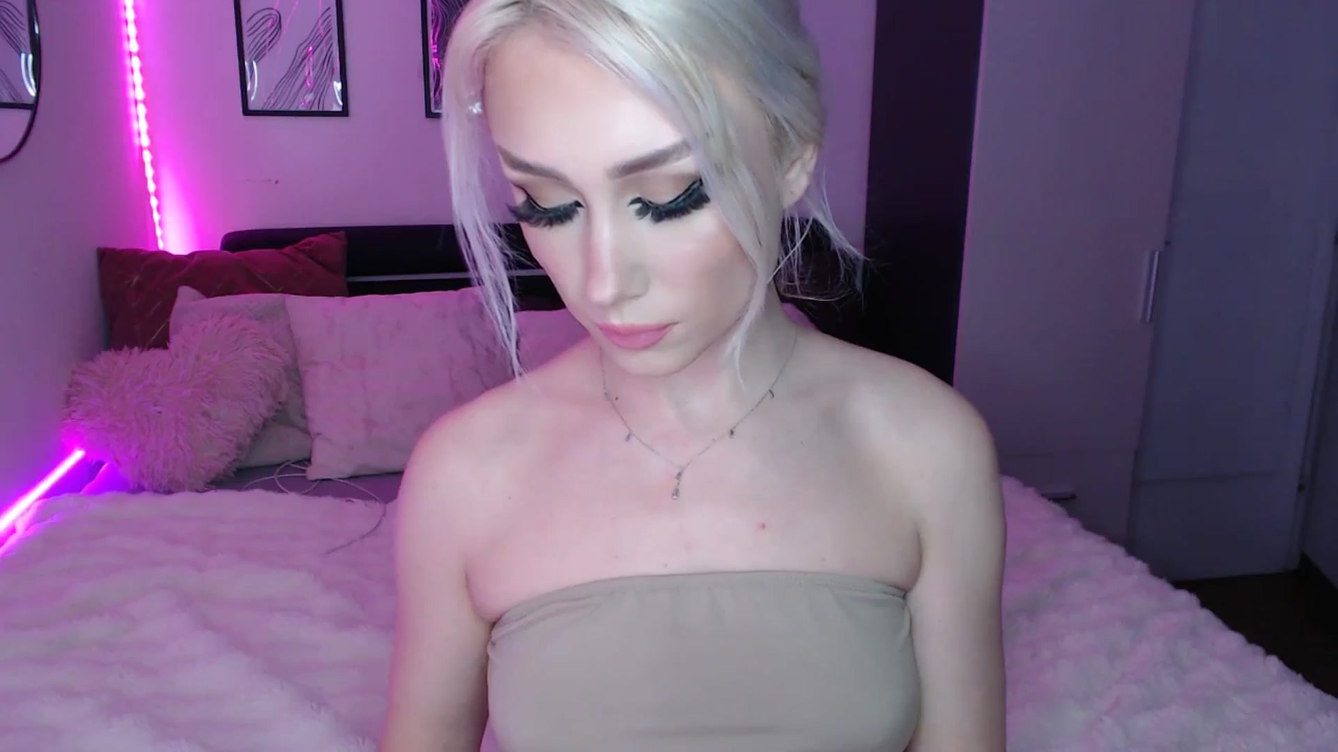 Gallery image thumbnail from Isabella_baby's myfreecams stream on, 03/08/2026, 20:27 image 4 of 20