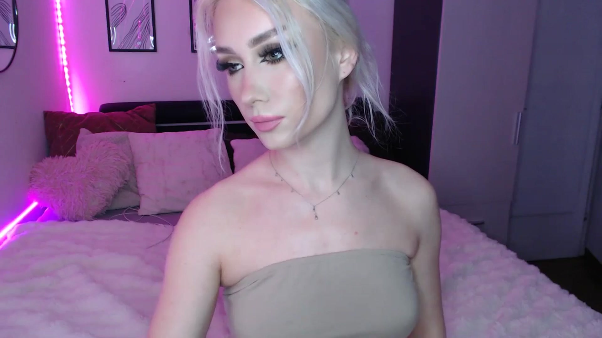 Gallery image thumbnail from Isabella_baby's myfreecams stream on, 03/08/2026, 20:27 image 15 of 20