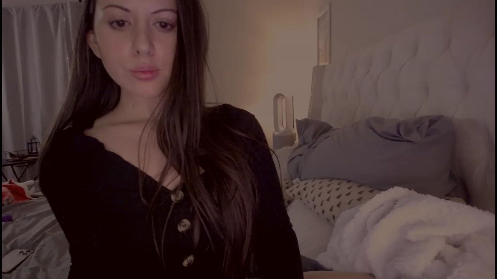 Gallery image thumbnail from Isabelle's myfreecams stream on, 06/07/2023, 12:55 image 19 of 20