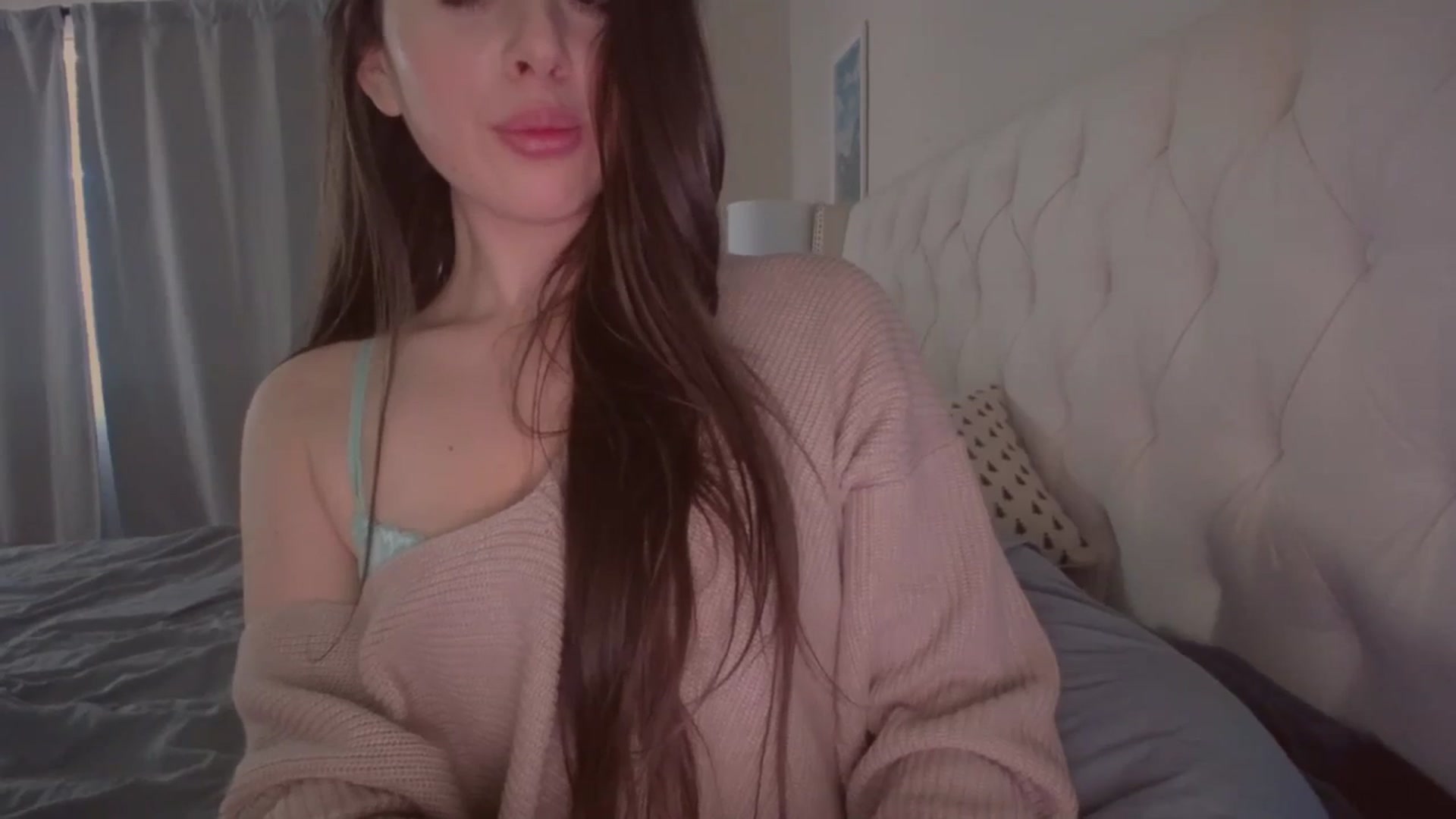 Gallery image thumbnail from Isabelle's myfreecams stream on, 08/29/2023, 20:24 image 7 of 20