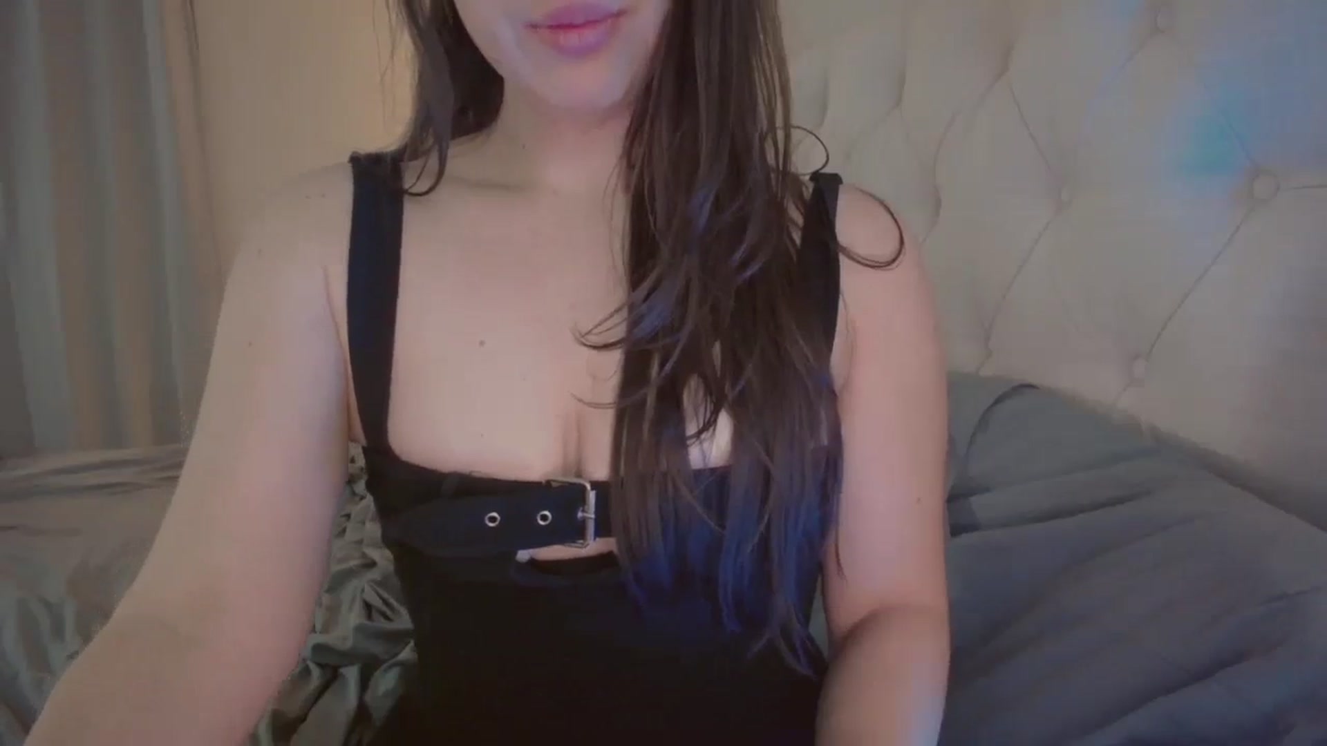 Gallery image thumbnail from Isabelle's myfreecams stream on, 12/04/2023, 12:11 image 11 of 20