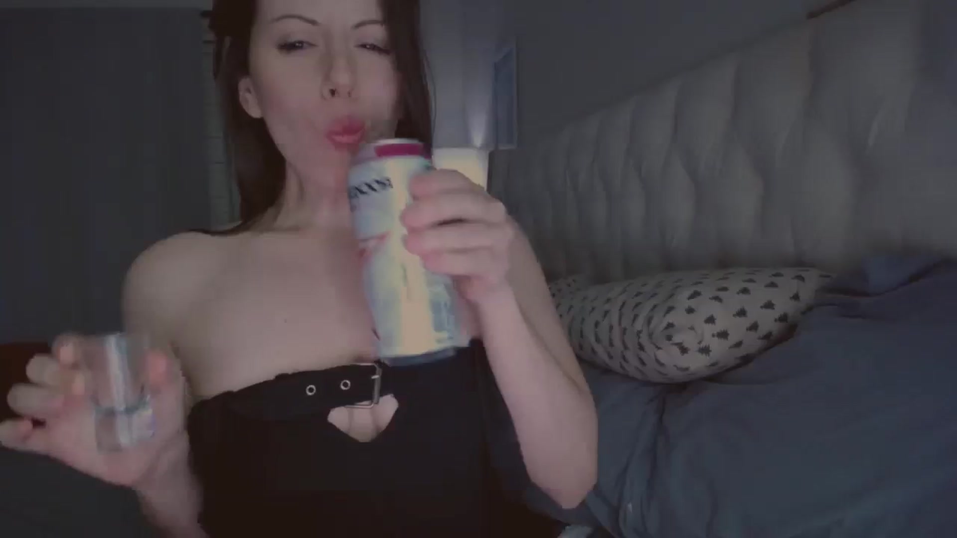 Gallery image thumbnail from Isabelle's myfreecams stream on, 12/24/2023, 02:39 image 13 of 20
