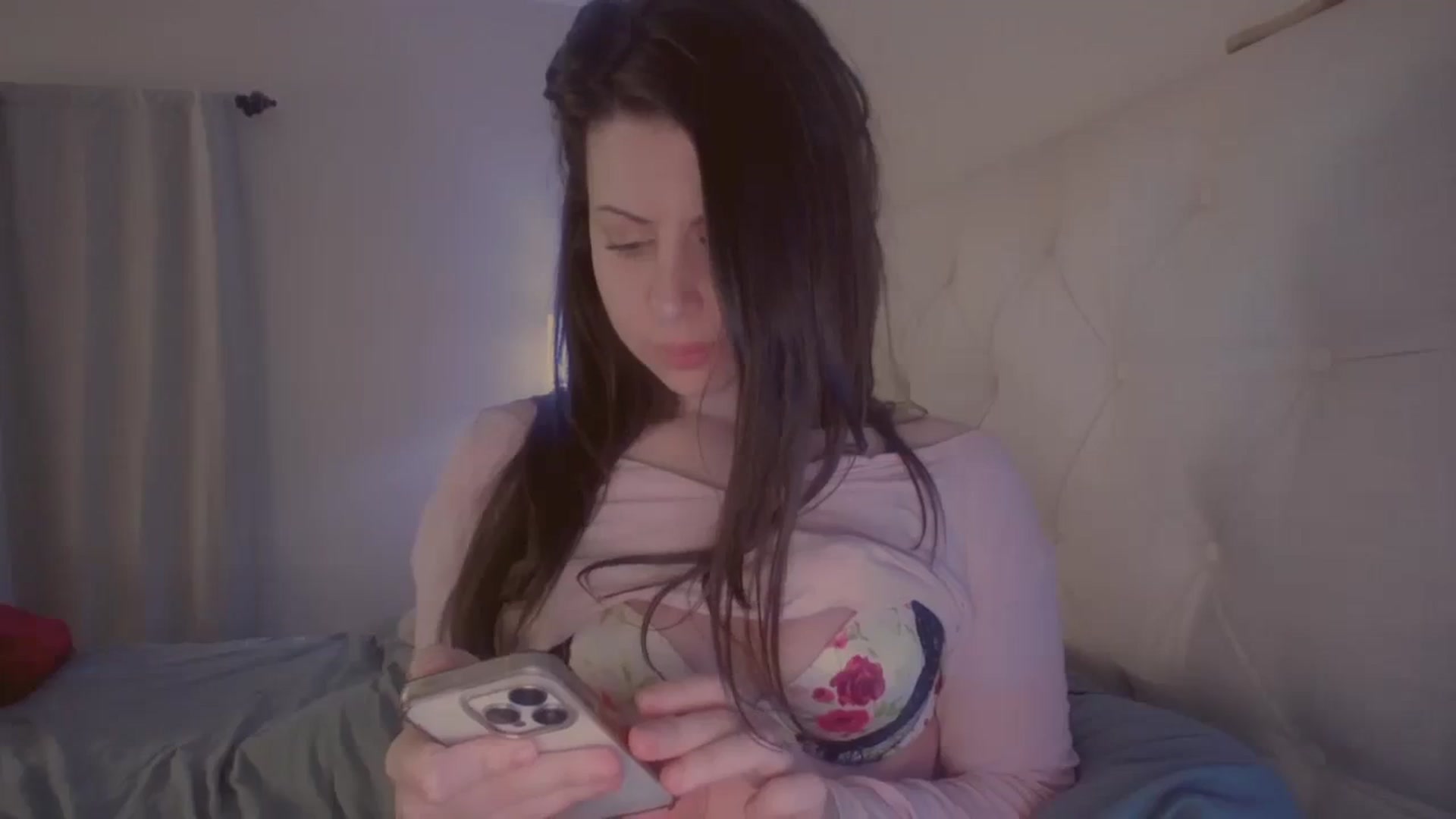 Gallery image thumbnail from Isabelle's myfreecams stream on, 01/24/2024, 07:49 image 11 of 20