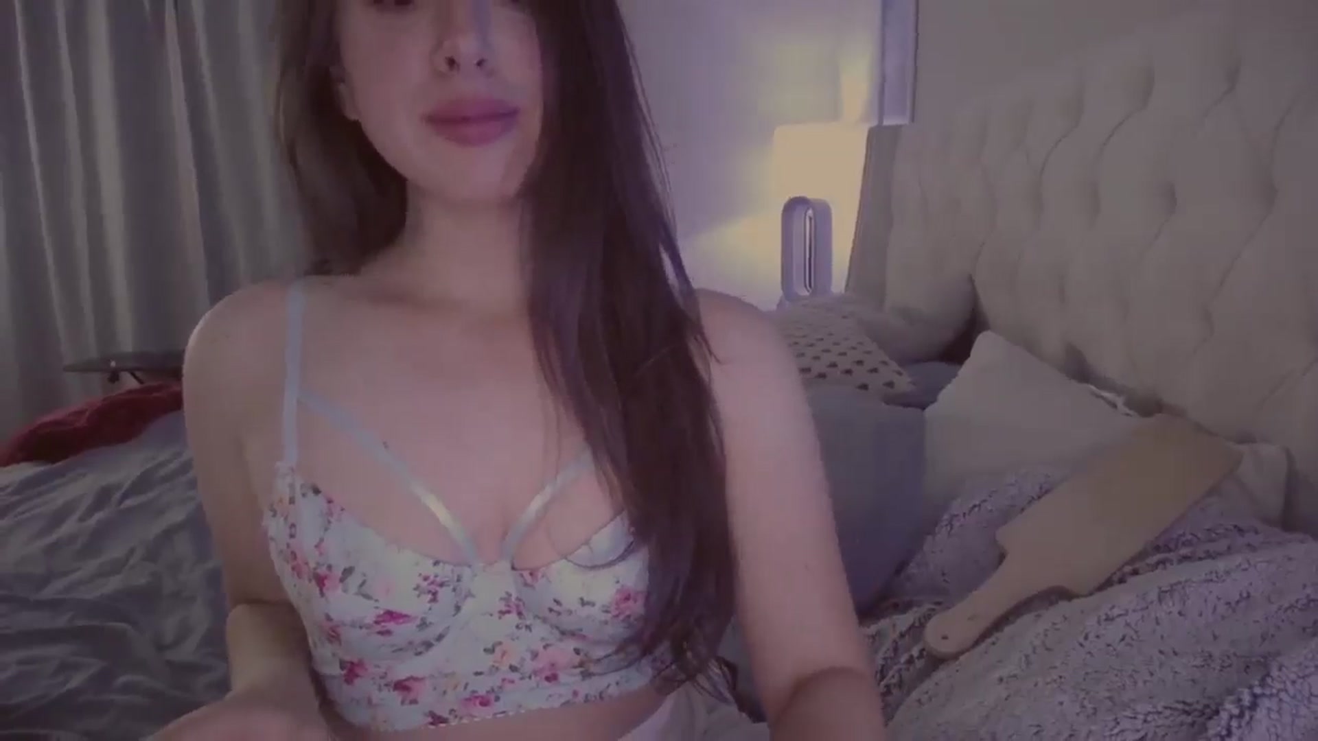 Gallery image thumbnail from Isabelle's myfreecams stream on, 05/05/2024, 03:30 image 2 of 20