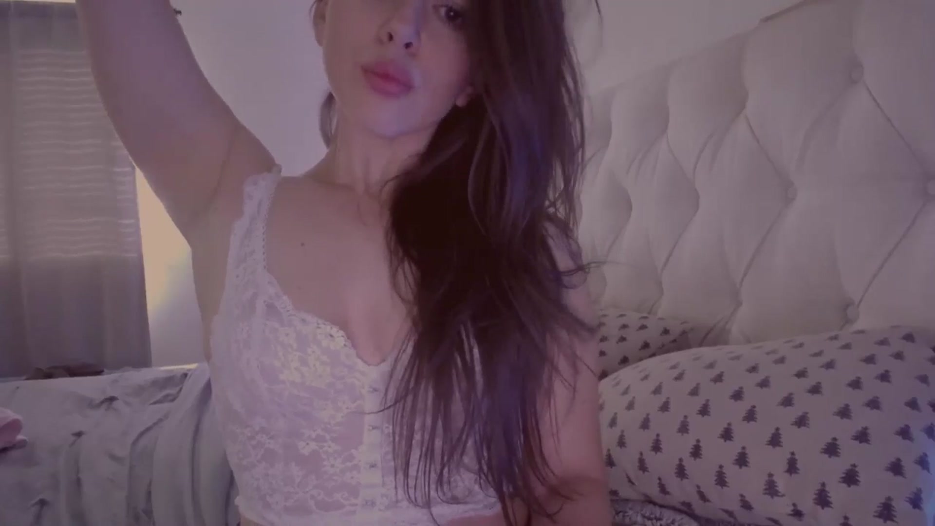 Gallery image thumbnail from Isabelle's myfreecams stream on, 05/08/2024, 24:27 image 19 of 20