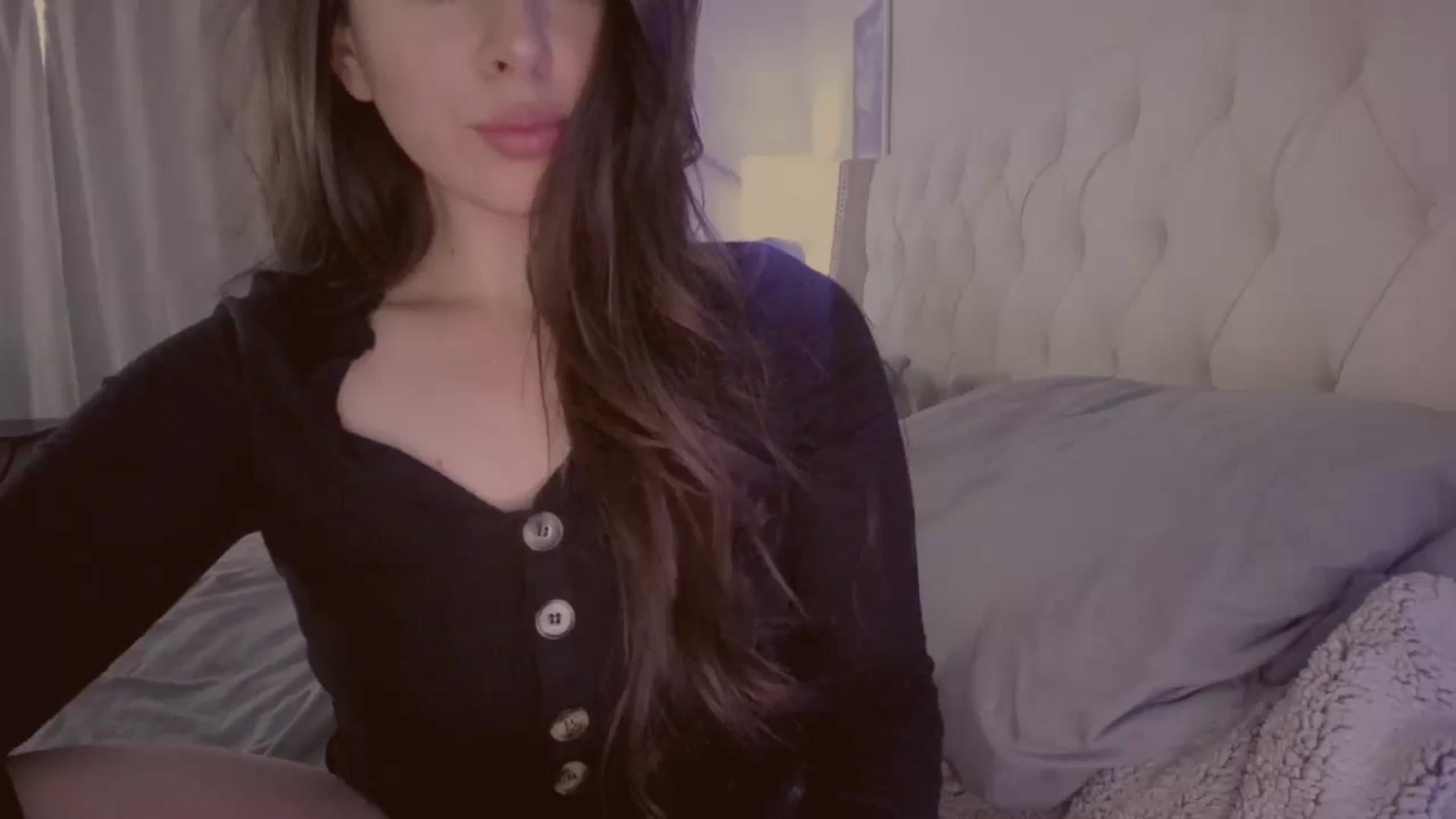Gallery image thumbnail from Isabelle's myfreecams stream on, 05/21/2024, 21:38 image 5 of 20