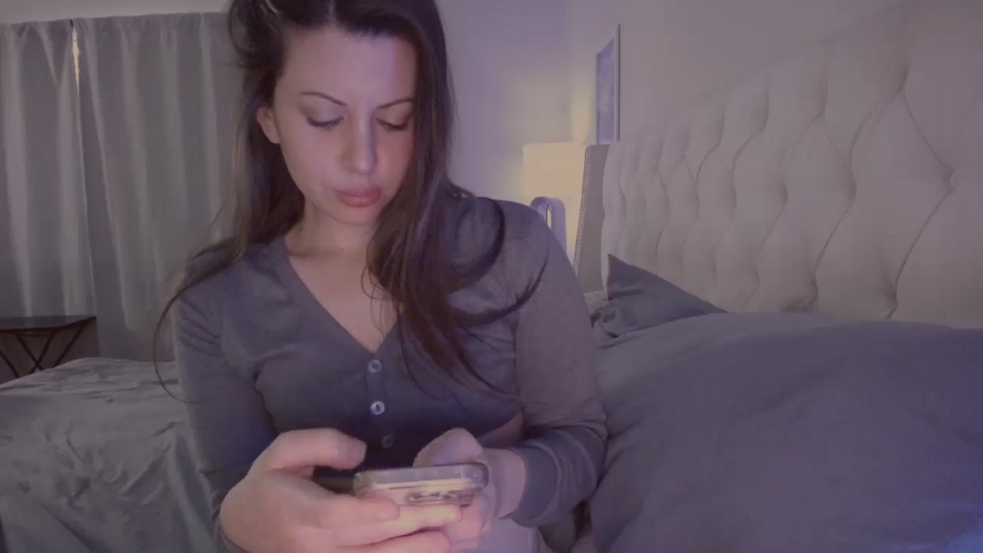 Gallery image thumbnail from Isabelle's myfreecams stream on, 05/24/2024, 18:33 image 4 of 20