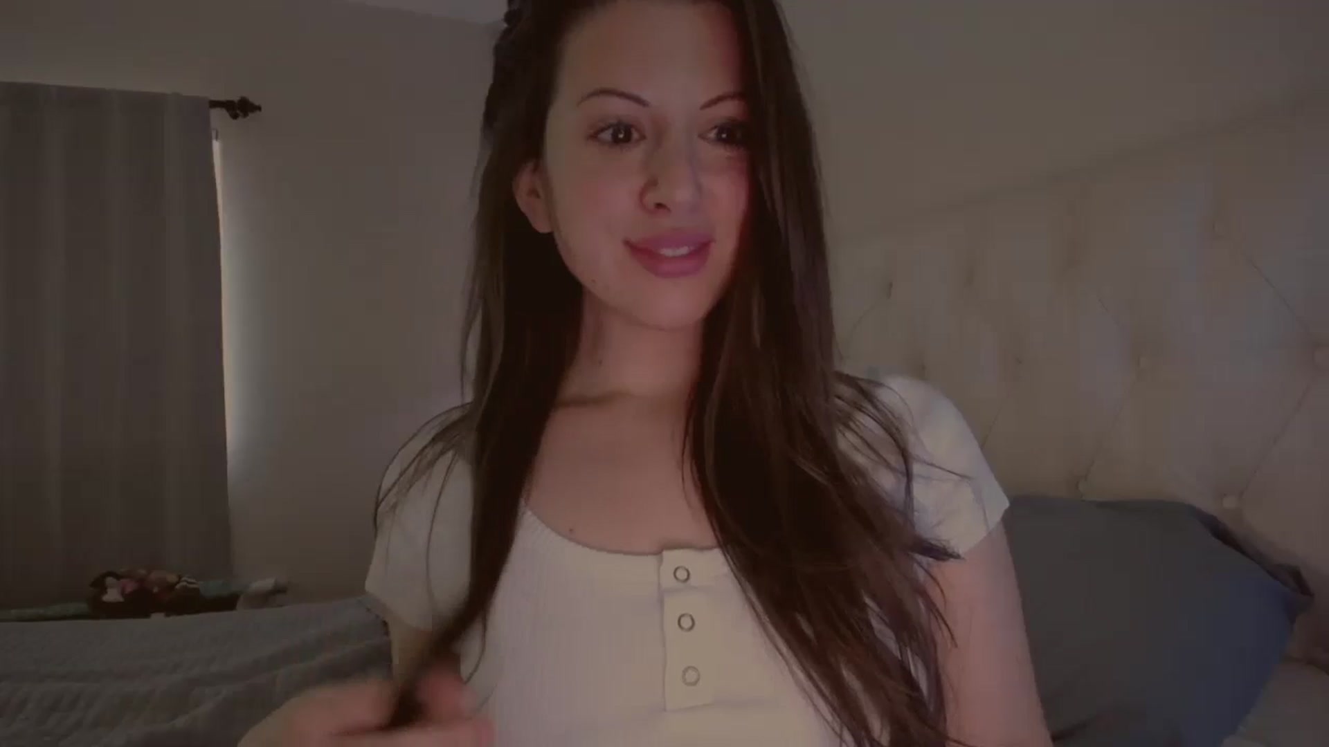 Gallery image thumbnail from Isabelle's myfreecams stream on, 11/29/2024, 20:10 image 3 of 20