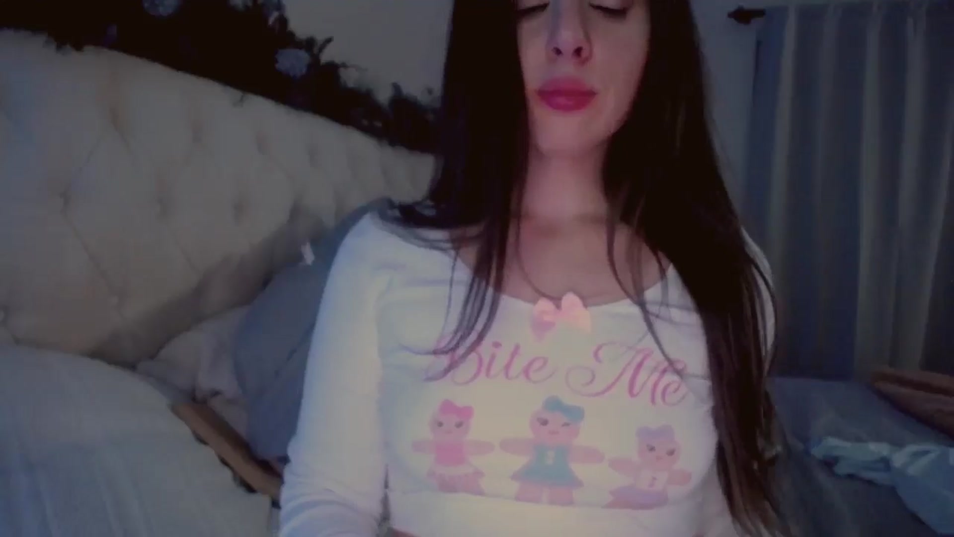 Gallery image thumbnail from Isabelle's myfreecams stream on, 12/22/2024, 07:53 image 3 of 20