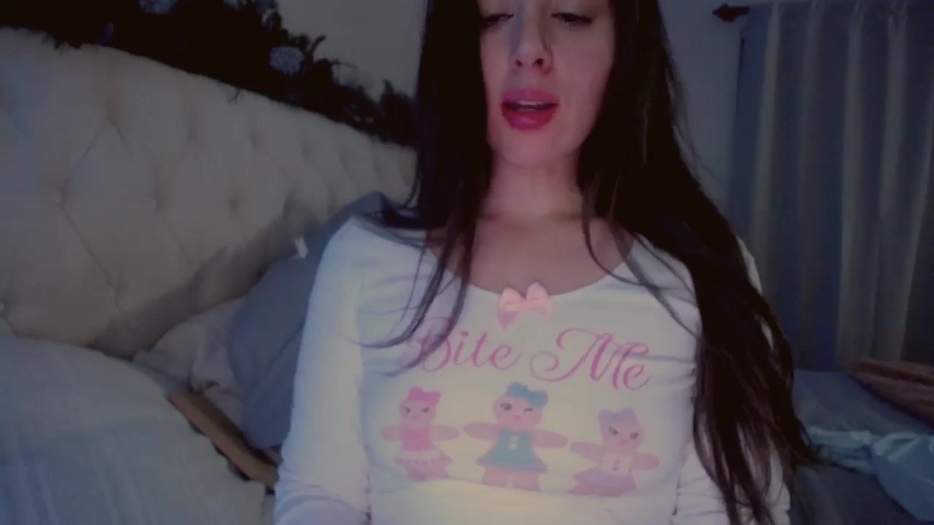 Gallery image thumbnail from Isabelle's myfreecams stream on, 12/22/2024, 07:53 image 2 of 20