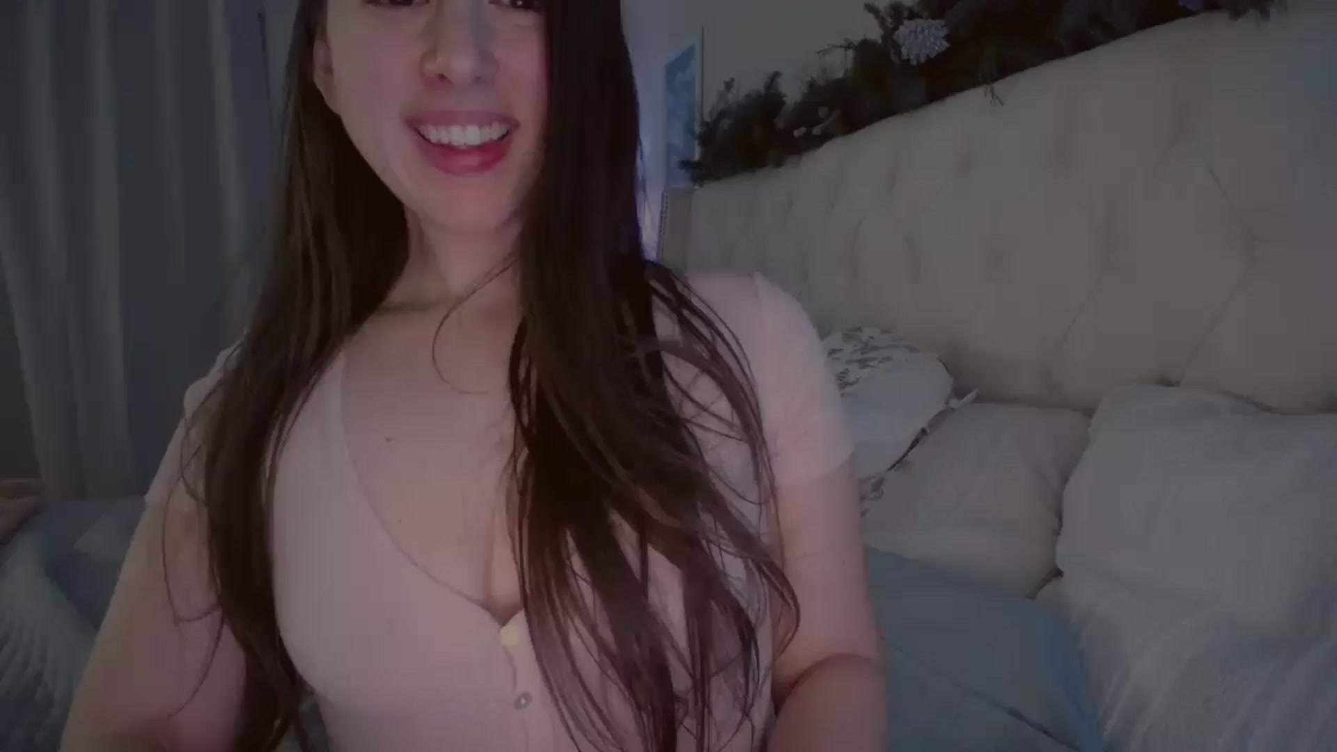 Gallery image thumbnail from Isabelle's myfreecams stream on, 12/23/2024, 07:42 image 1 of 20