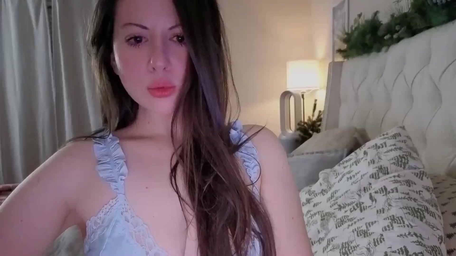 Gallery image thumbnail from Isabelle's myfreecams stream on, 12/29/2024, 08:18 image 3 of 20