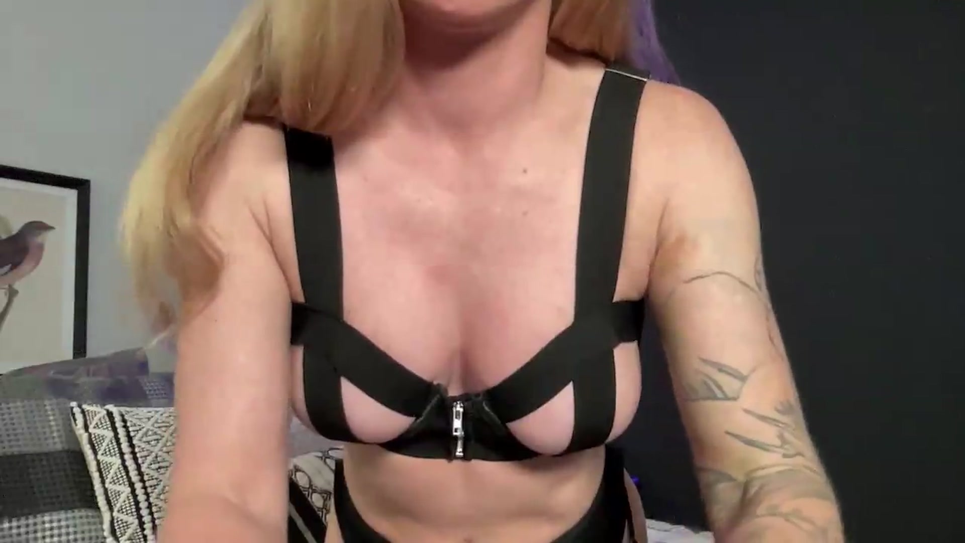 Gallery image thumbnail from IsabelleD's myfreecams stream on, 08/20/2026, 02:19 image 14 of 20