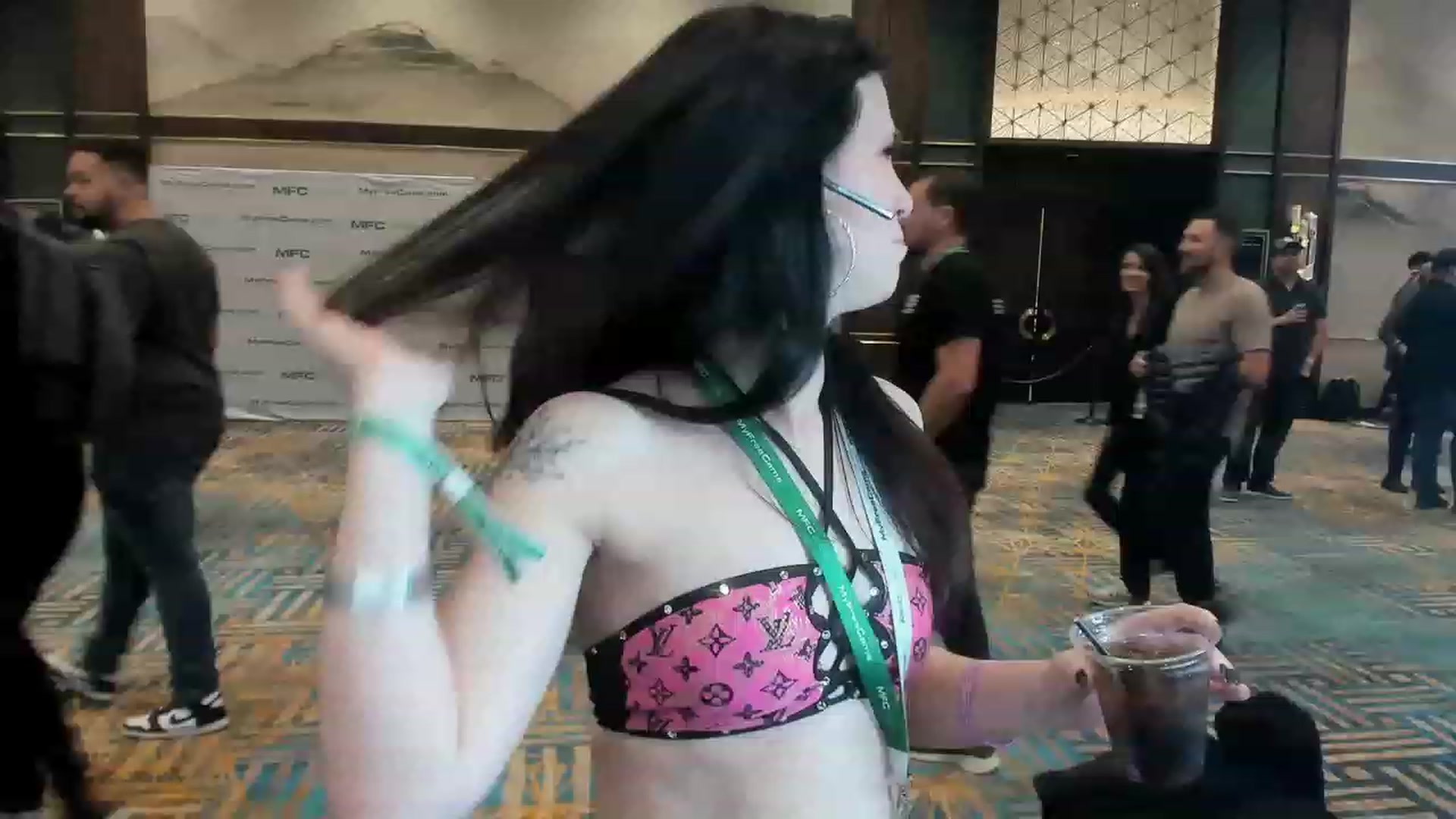 Gallery image thumbnail from Isabelle_Babe's myfreecams stream on, 01/07/2023, 23:10 image 1 of 20