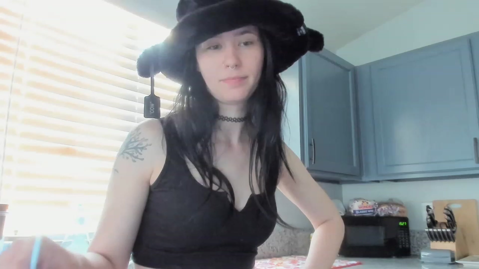 Gallery image thumbnail from Isabelle_Babe's myfreecams stream on, 04/18/2023, 18:59 image 16 of 20