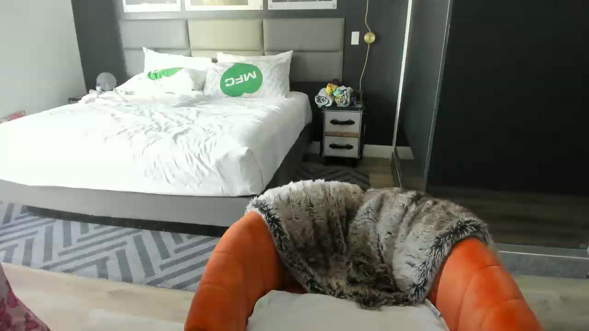 Gallery image thumbnail from Isabelle_Babe's myfreecams stream on, 05/19/2026, 13:43 image 17 of 20