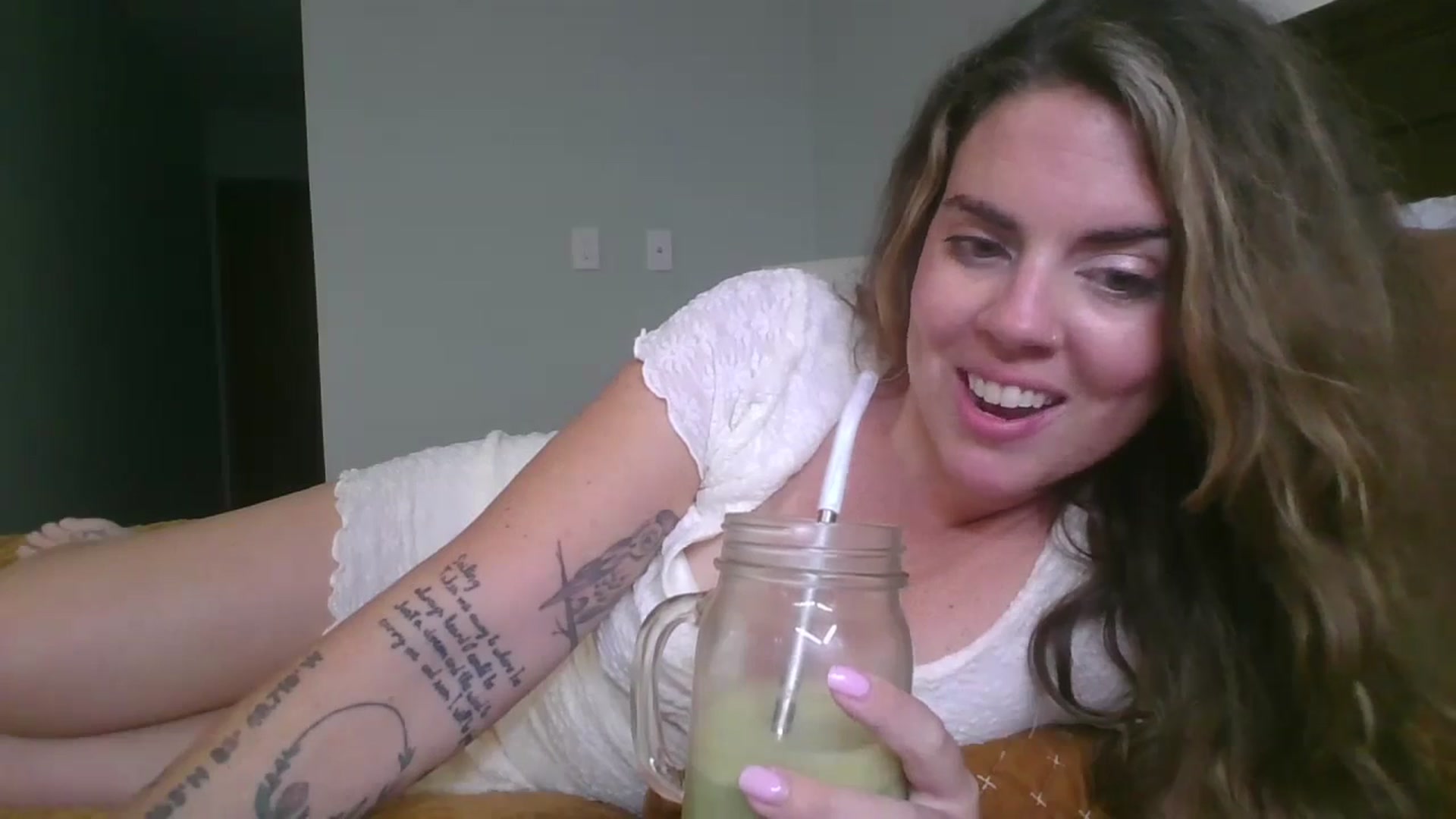 Gallery image thumbnail from IslandQueenR's myfreecams stream on, 12/10/2024, 16:12 image 18 of 20