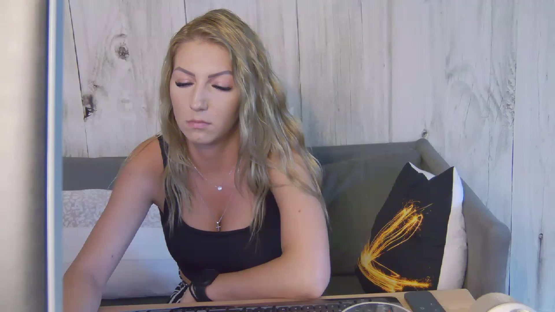 Gallery image thumbnail from IssaBelleee's myfreecams stream on, 07/30/2024, 14:38 image 17 of 20