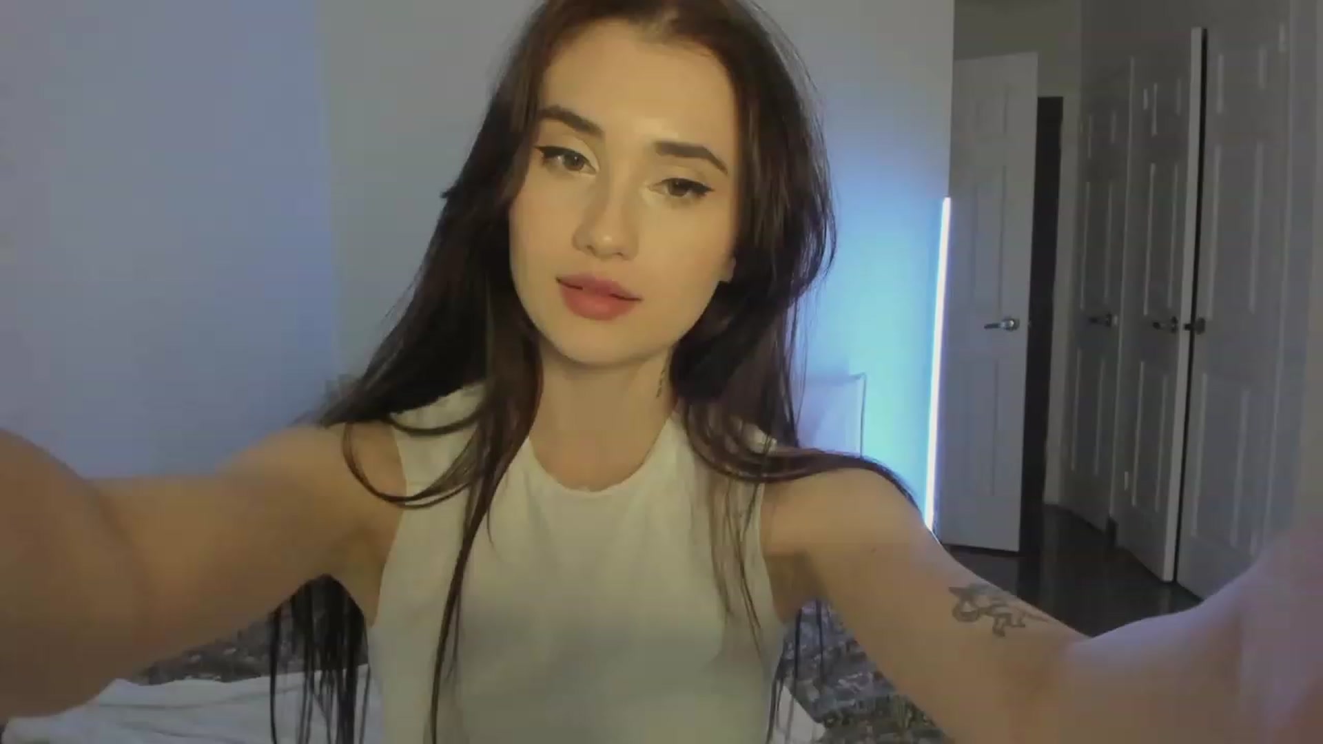 Gallery image thumbnail from Issa_7's myfreecams stream on, 08/27/2023, 23:09 image 12 of 20