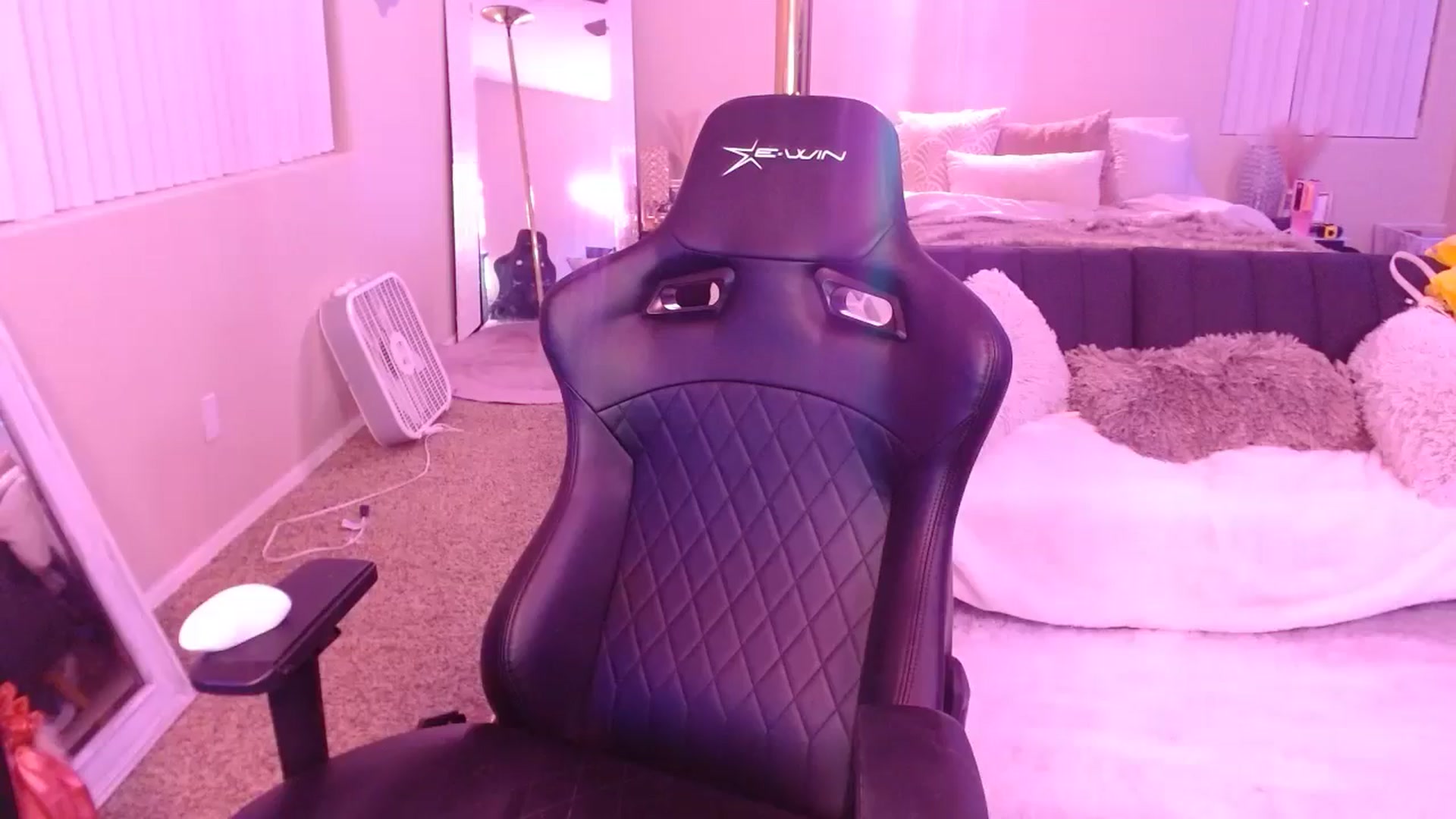 Gallery image thumbnail from ItsBunny's myfreecams stream on, 01/20/2025, 08:46 image 12 of 20
