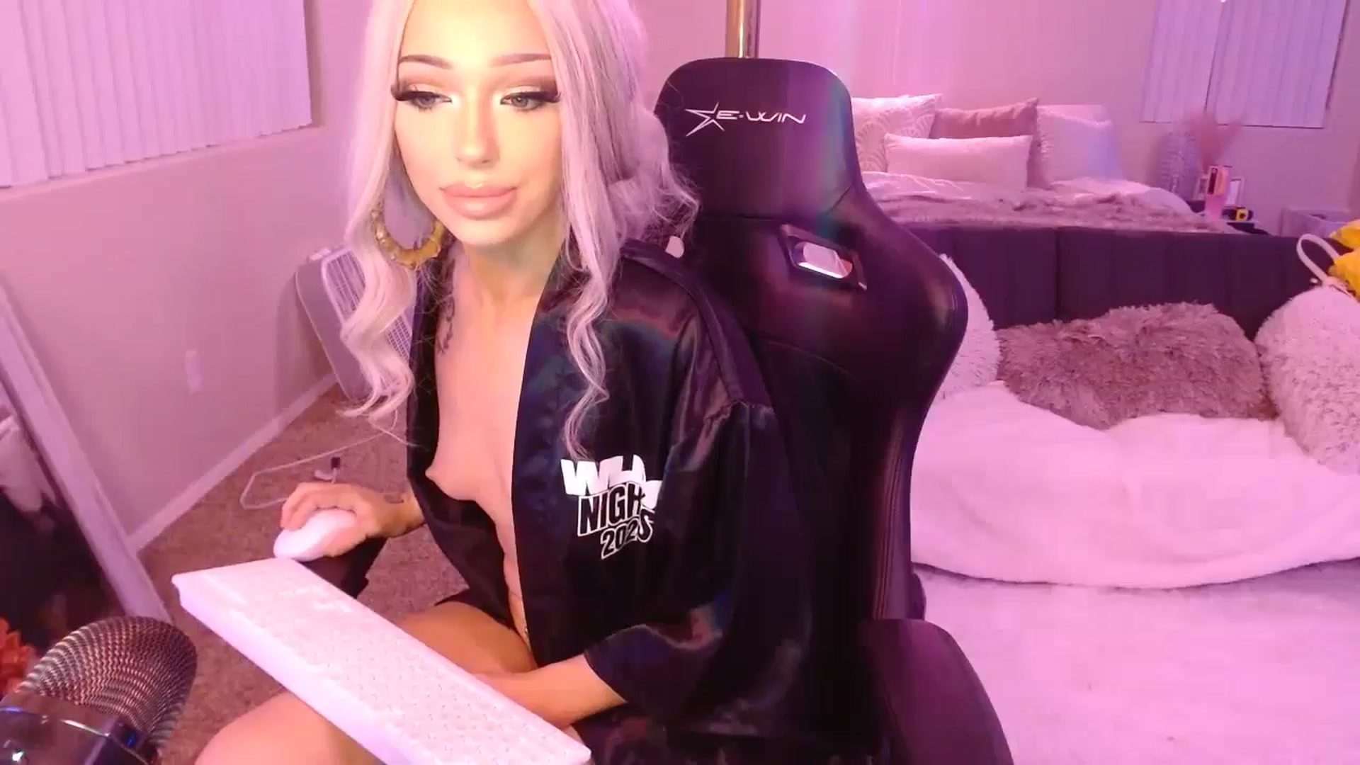 Gallery image thumbnail from ItsBunny's myfreecams stream on, 01/20/2025, 09:45 image 14 of 20