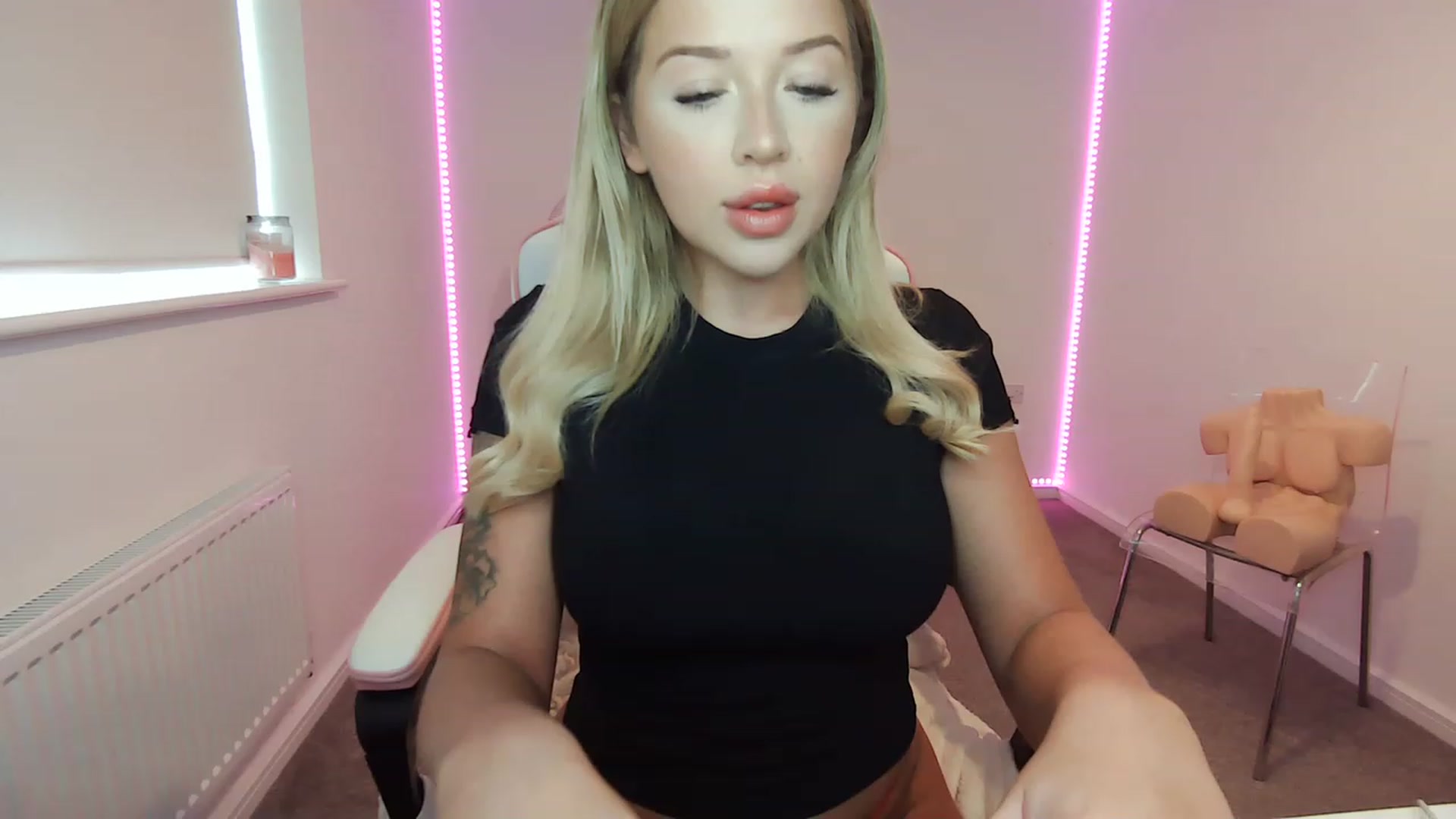 Gallery image thumbnail from ItsErikaJ's myfreecams stream on, 12/05/2022, 14:39 image 13 of 20
