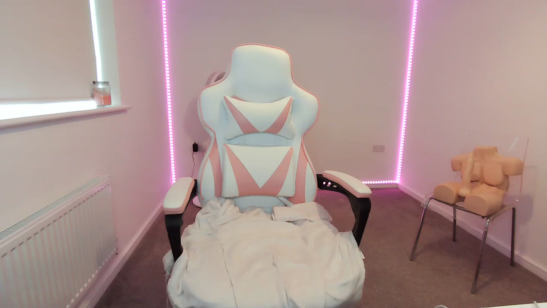 Gallery image thumbnail from ItsErikaJ's myfreecams stream on, 12/05/2022, 15:34 image 3 of 20