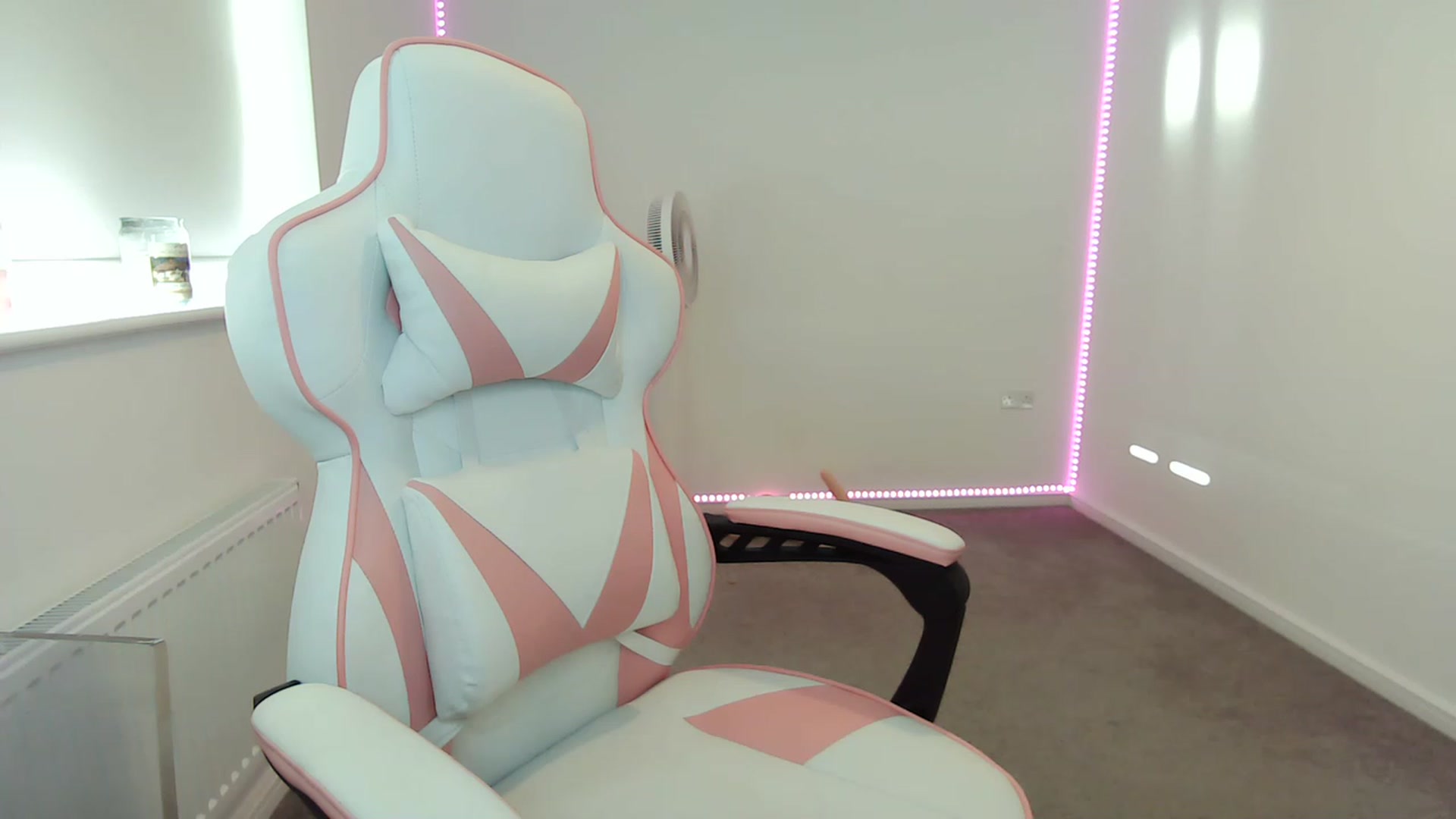 Gallery image thumbnail from ItsErikaJ's myfreecams stream on, 12/16/2022, 13:12 image 19 of 20