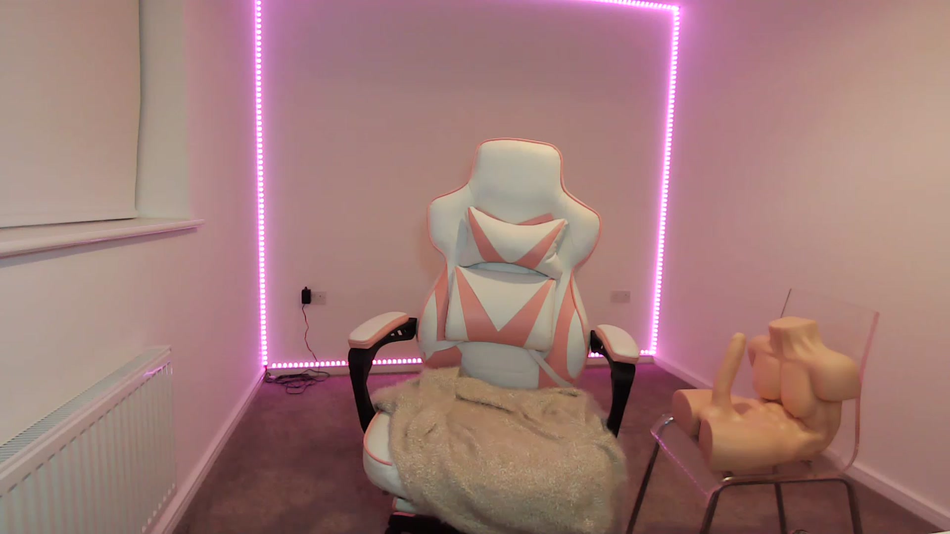 Gallery image thumbnail from ItsErikaJ's myfreecams stream on, 06/02/2023, 23:10 image 6 of 20