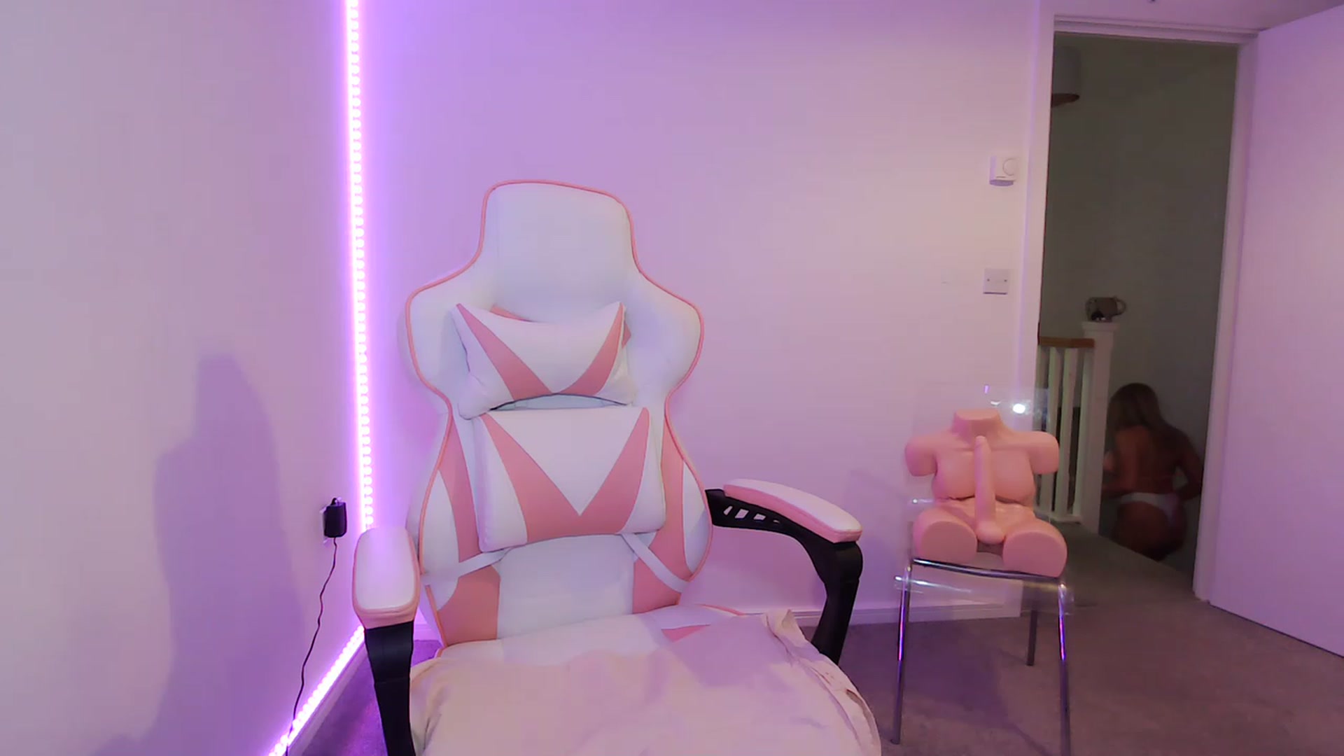 Gallery image thumbnail from ItsErikaJ's myfreecams stream on, 06/29/2023, 23:57 image 3 of 20