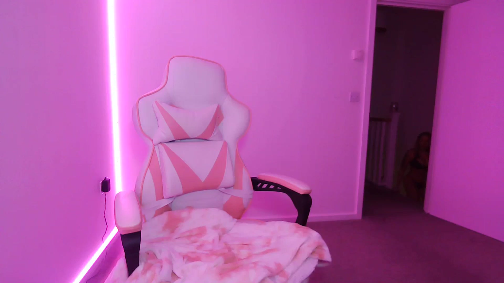 Gallery image thumbnail from ItsErikaJ's myfreecams stream on, 11/27/2023, 20:16 image 20 of 20