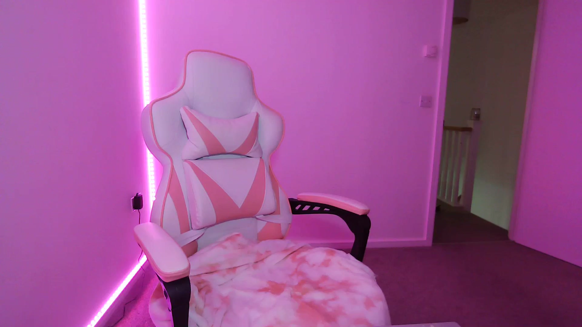 Gallery image thumbnail from ItsErikaJ's myfreecams stream on, 12/08/2023, 01:22 image 5 of 20