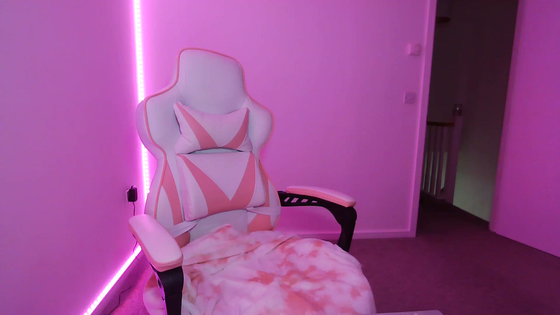 Gallery image thumbnail from ItsErikaJ's myfreecams stream on, 12/08/2023, 01:22 image 3 of 20