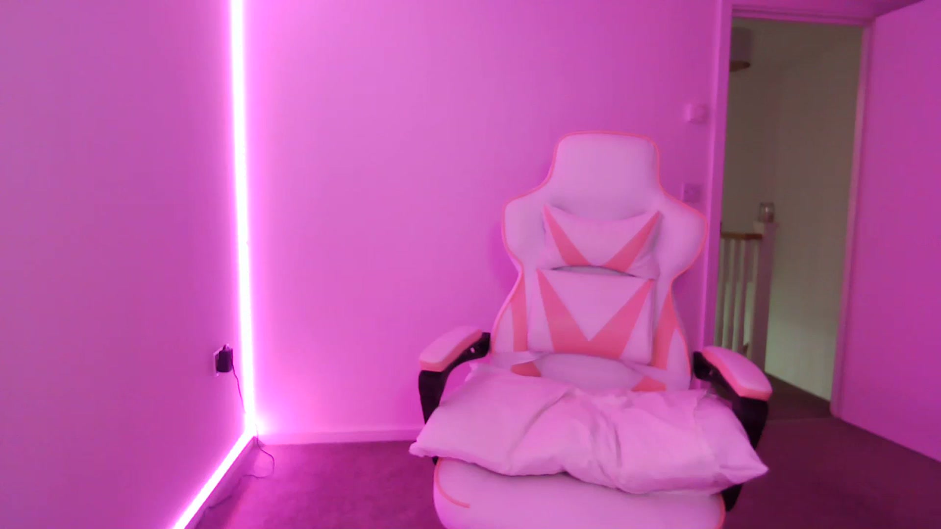 Gallery image thumbnail from ItsErikaJ's myfreecams stream on, 02/01/2024, 21:40 image 3 of 20