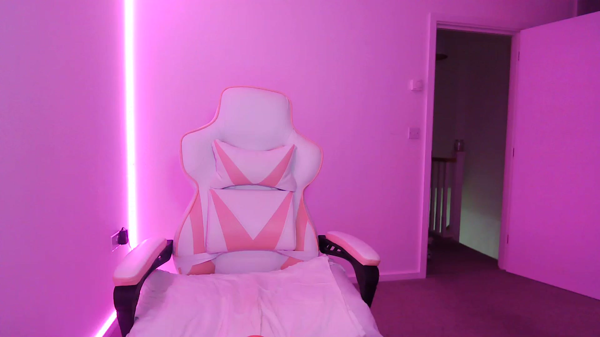 Gallery image thumbnail from ItsErikaJ's myfreecams stream on, 02/23/2024, 24:16 image 1 of 20