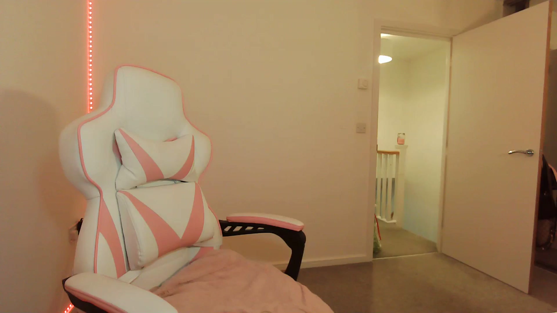 Gallery image thumbnail from ItsErikaJ's myfreecams stream on, 03/26/2024, 22:46 image 2 of 20