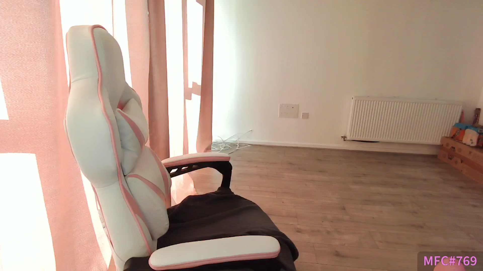 Gallery image thumbnail from ItsErikaJ's myfreecams stream on, 04/02/2025, 15:26 image 19 of 20