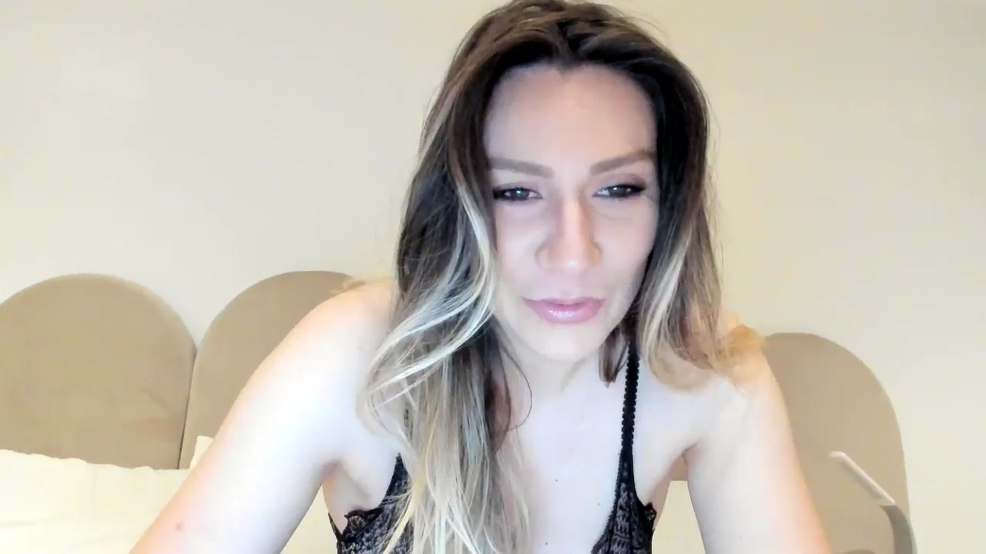 Gallery image thumbnail from ItsEvie's myfreecams stream on, 02/01/2025, 22:31 image 15 of 20