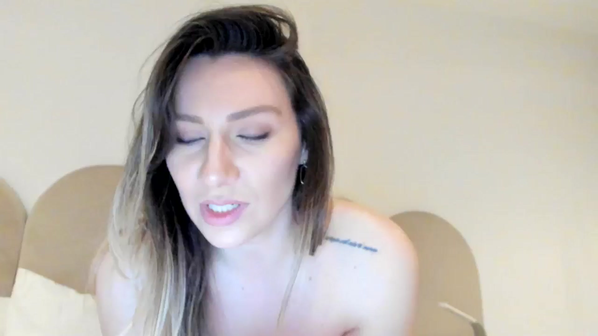 Gallery image thumbnail from ItsEvie's myfreecams stream on, 02/02/2025, 24:21 image 16 of 20