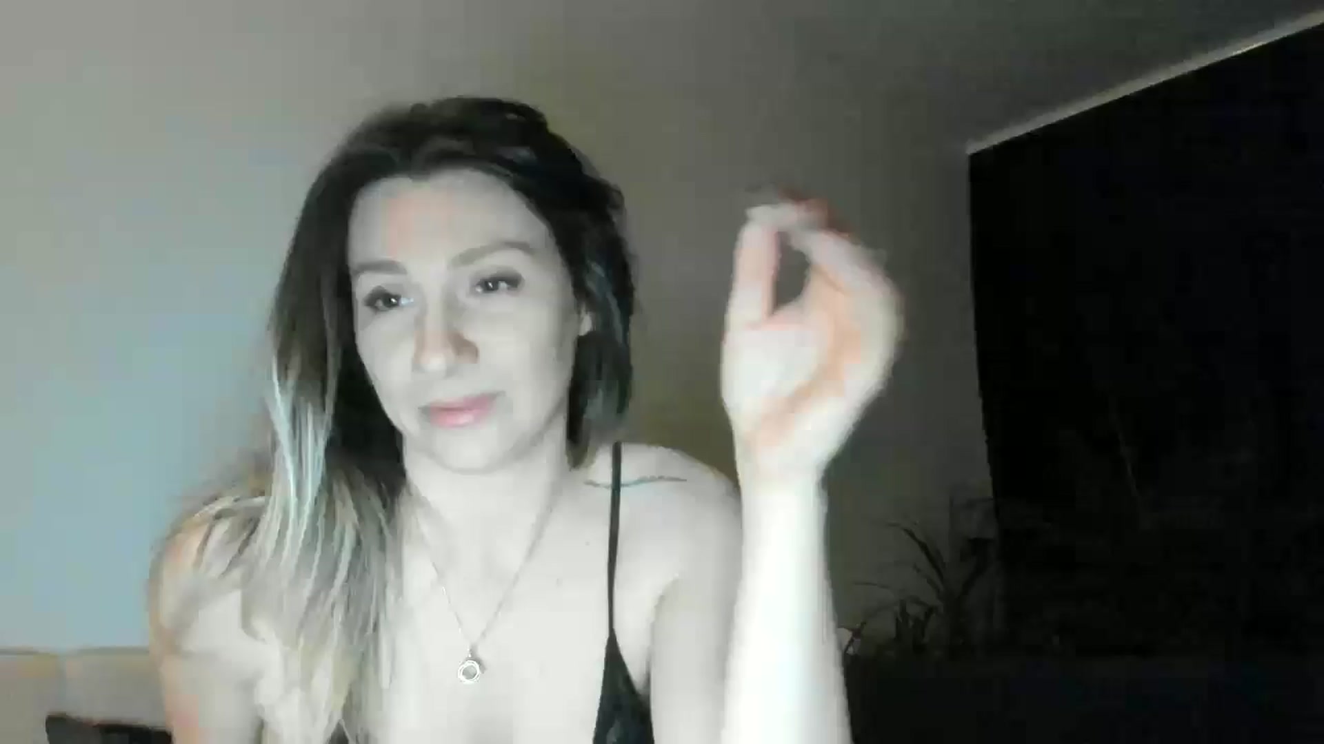 Gallery image thumbnail from ItsEvie's myfreecams stream on, 03/04/2025, 01:59 image 16 of 20