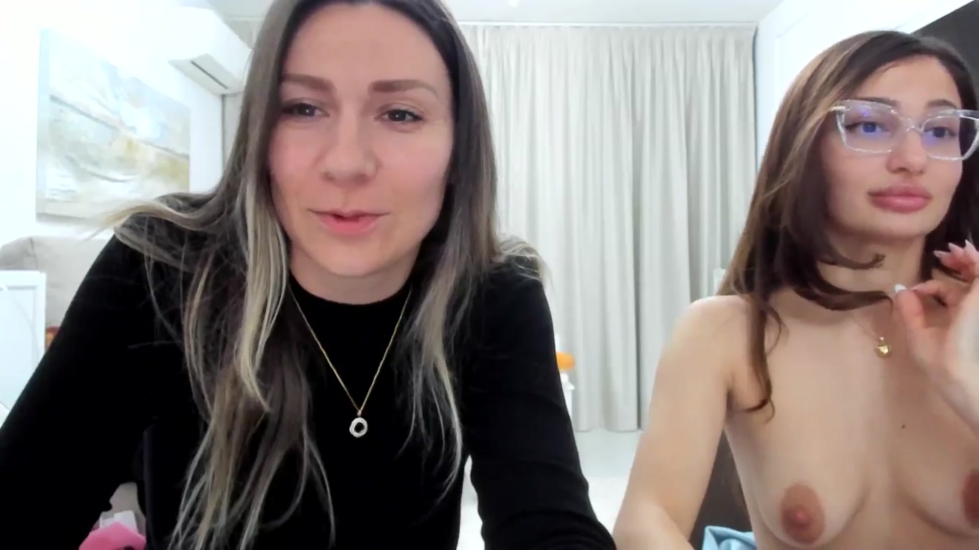 Gallery image thumbnail from ItsEvie's myfreecams stream on, 03/19/2025, 20:59 image 16 of 20