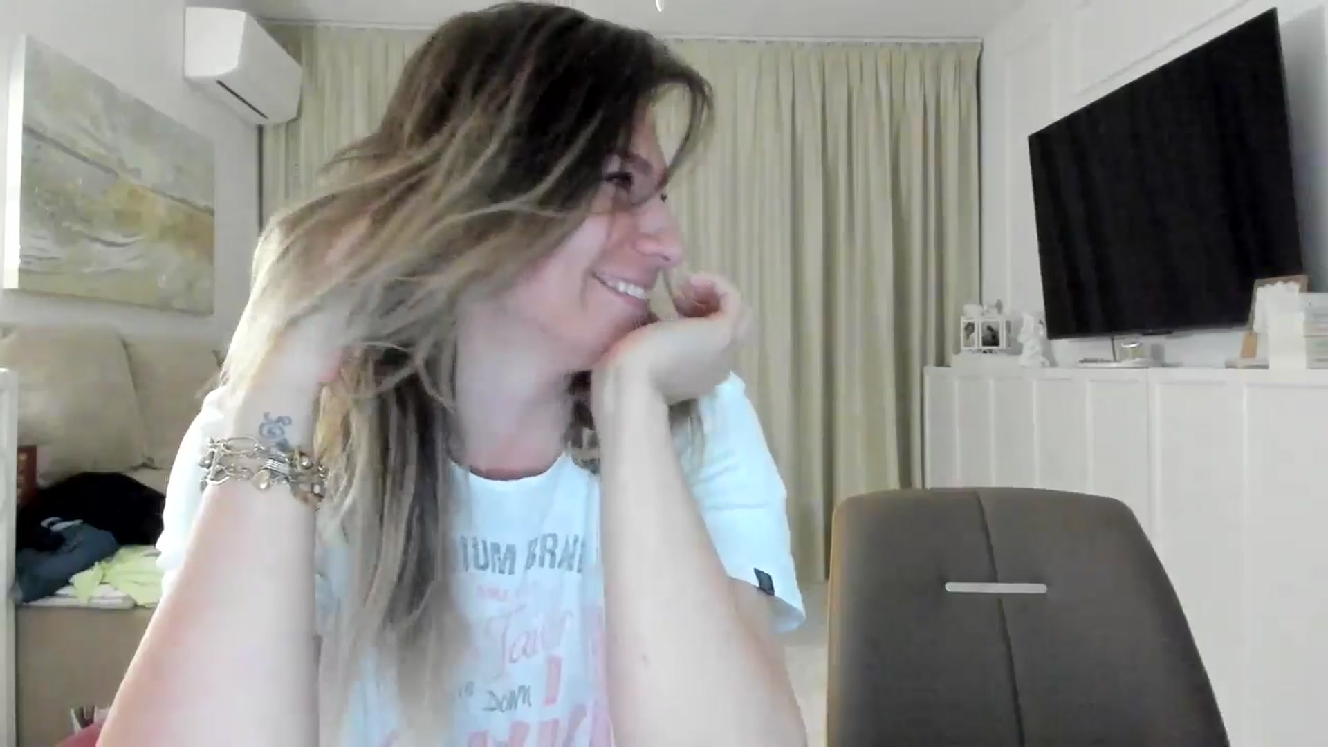 Gallery image thumbnail from ItsEvie's myfreecams stream on, 03/20/2025, 24:03 image 2 of 20