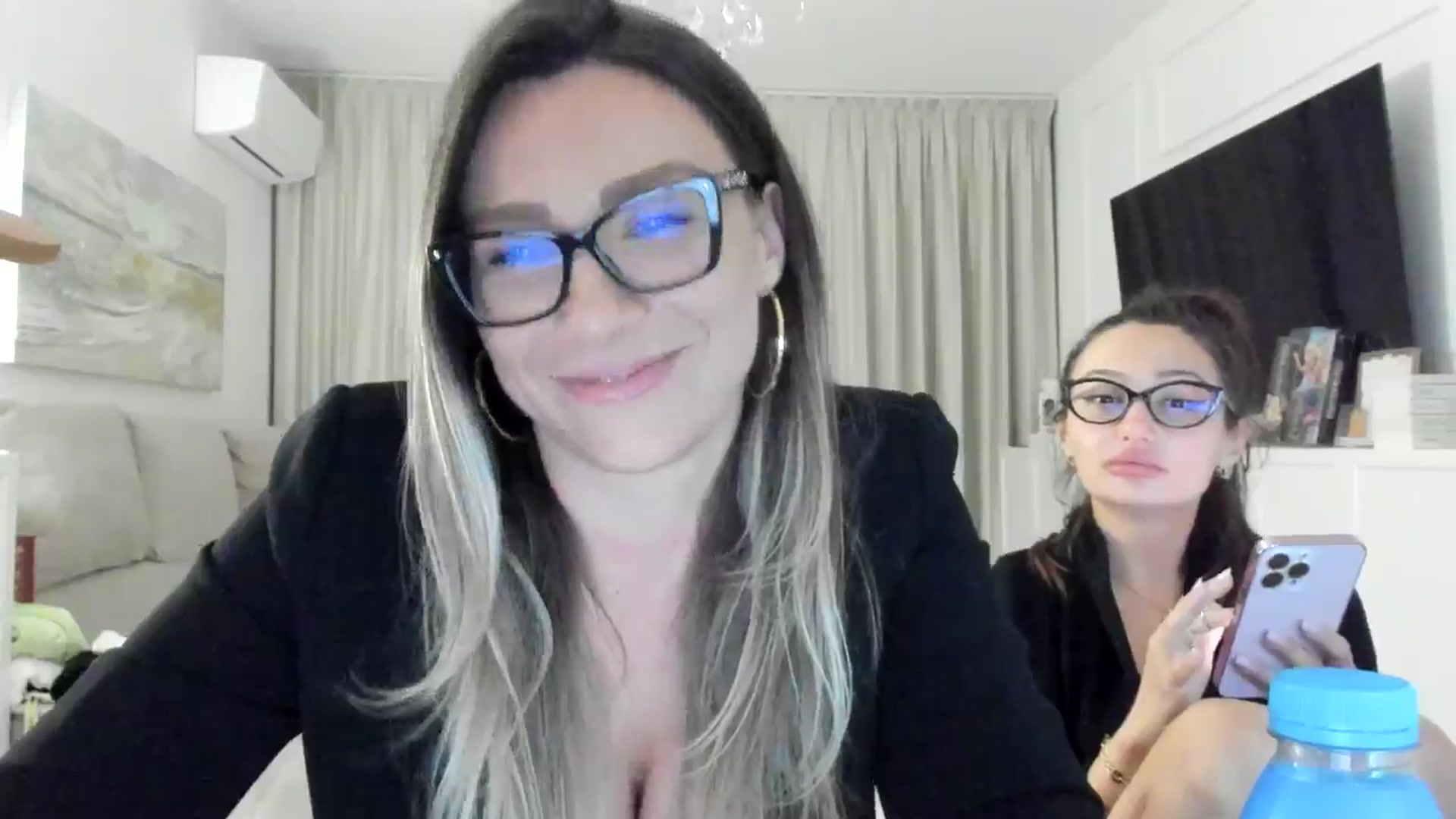 Gallery image thumbnail from ItsEvie's myfreecams stream on, 03/23/2025, 24:01 image 16 of 20