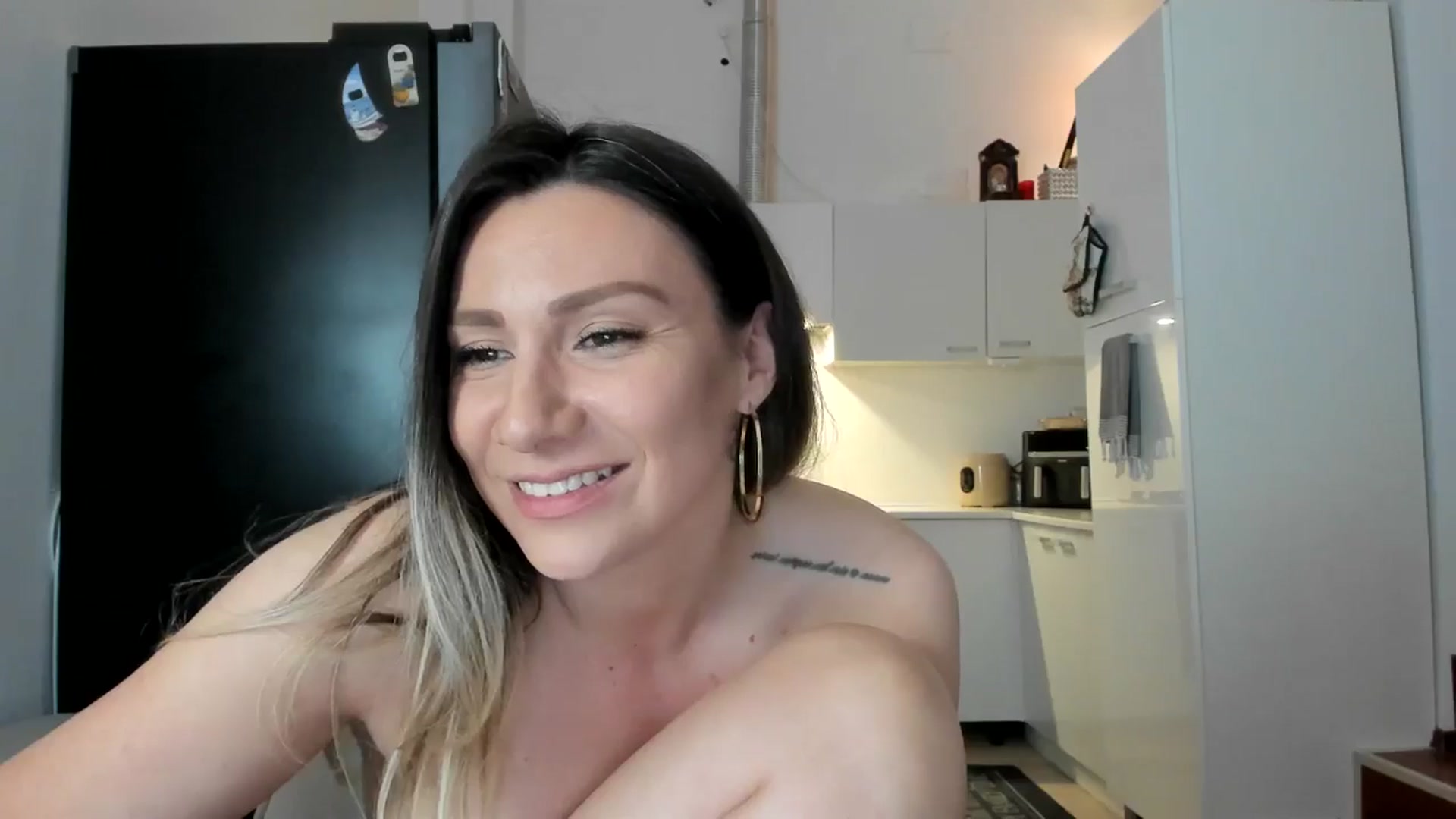 Gallery image thumbnail from ItsEvie's myfreecams stream on, 03/28/2025, 01:51 image 17 of 20