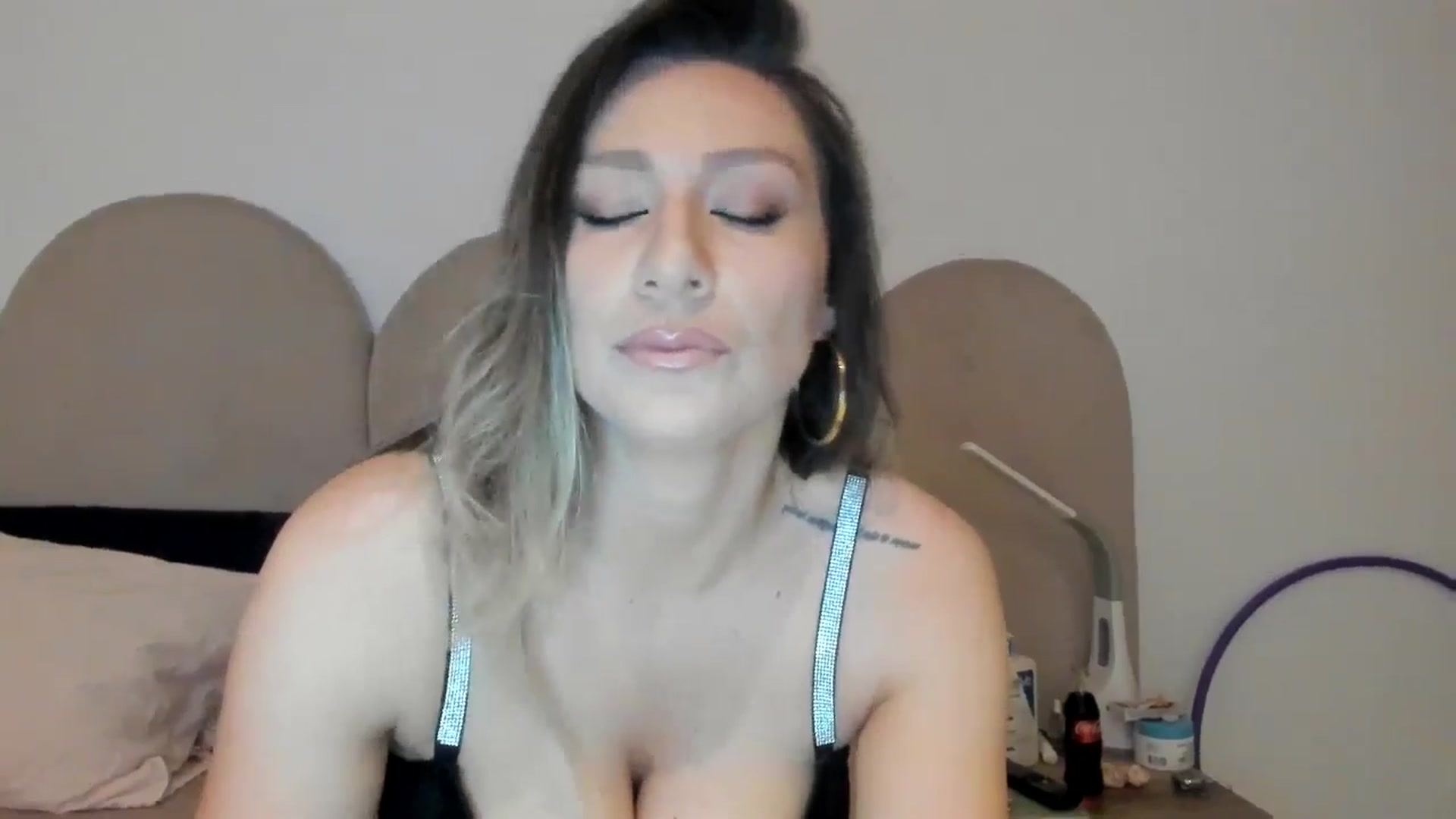 Gallery image thumbnail from ItsEvie's myfreecams stream on, 03/31/2025, 22:07 image 19 of 20