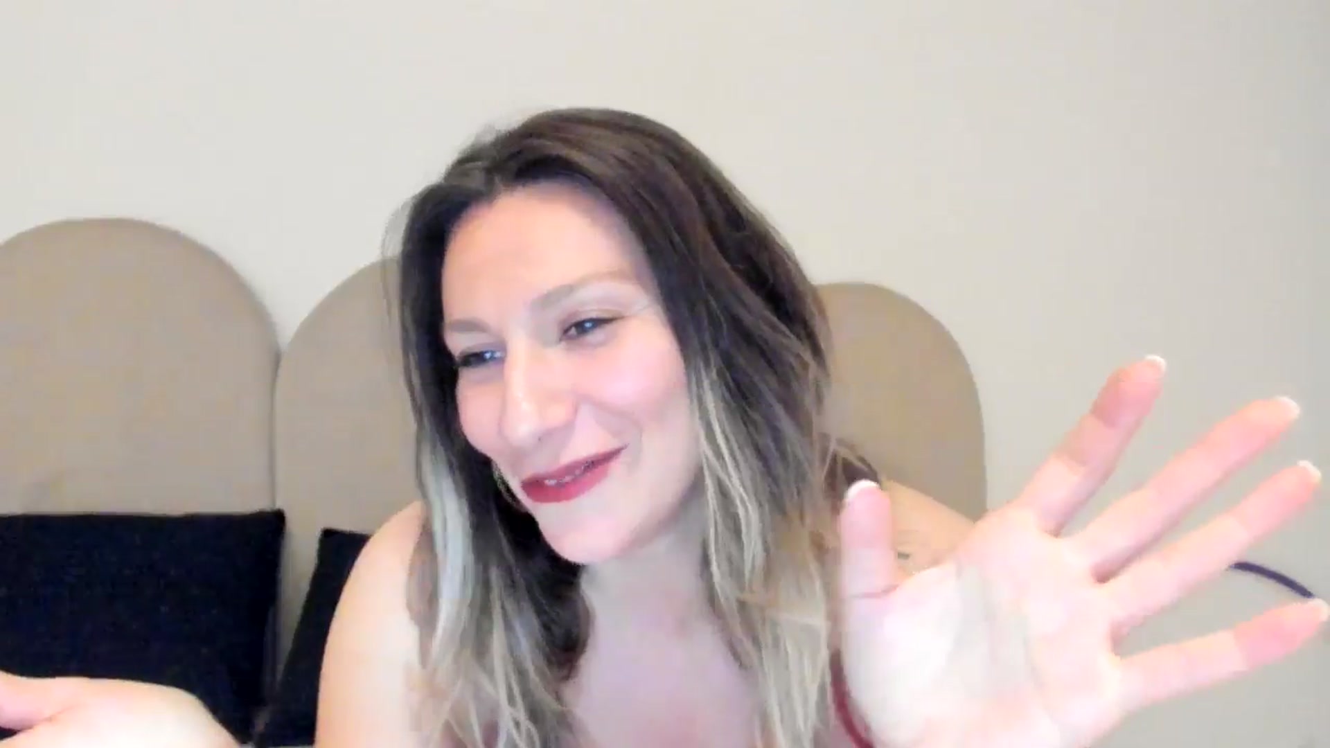 Gallery image thumbnail from ItsEvie's myfreecams stream on, 04/01/2025, 23:29 image 17 of 20