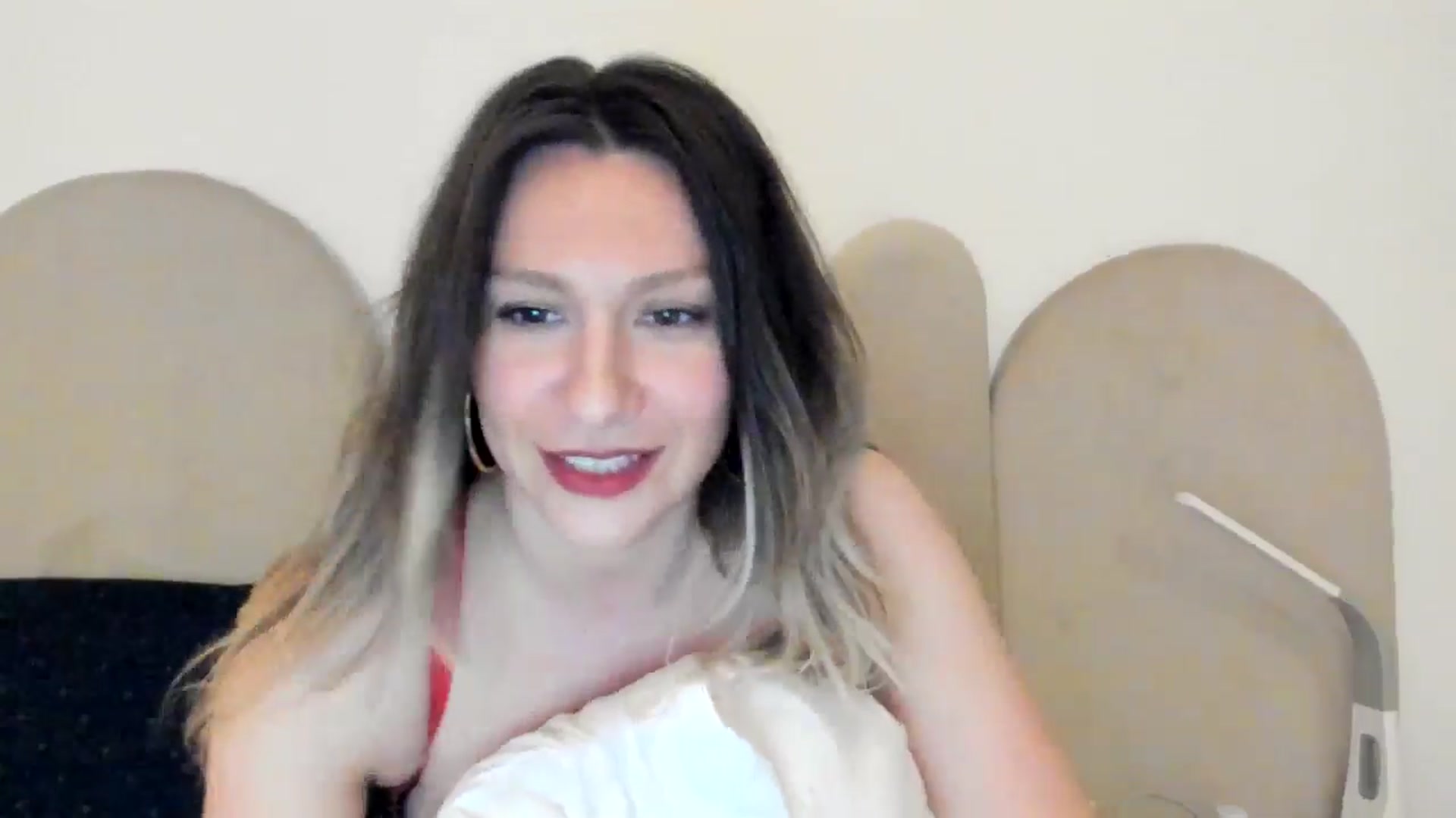Gallery image thumbnail from ItsEvie's myfreecams stream on, 04/02/2025, 24:05 image 18 of 20