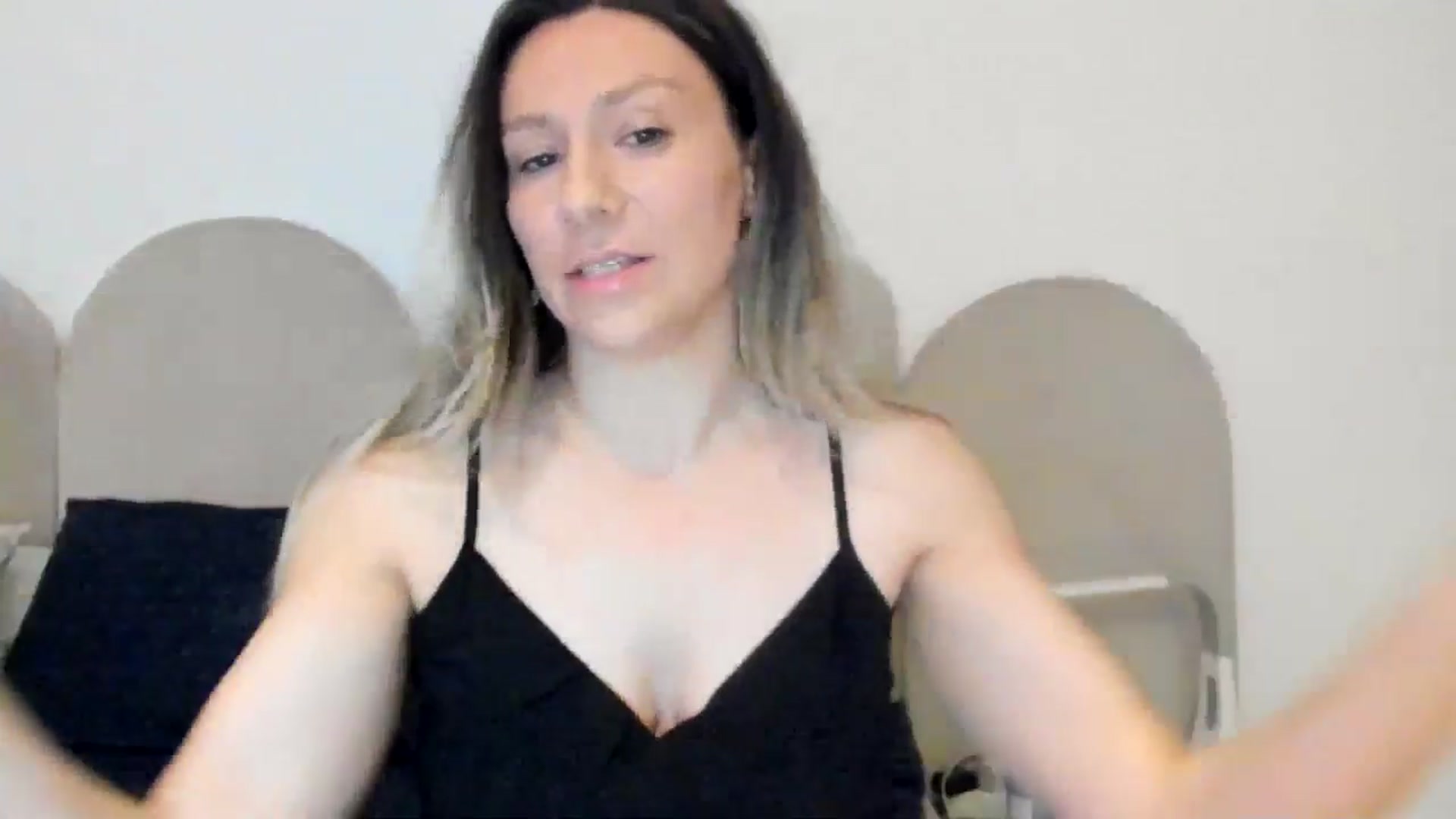 Gallery image thumbnail from ItsEvie's myfreecams stream on, 04/03/2025, 23:23 image 3 of 20