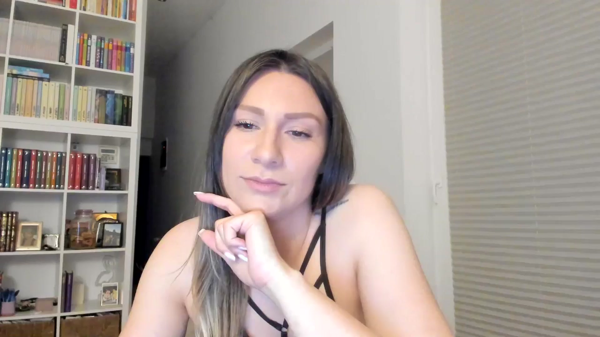 Gallery image thumbnail from ItsEvie's myfreecams stream on, 04/05/2025, 01:01 image 11 of 20