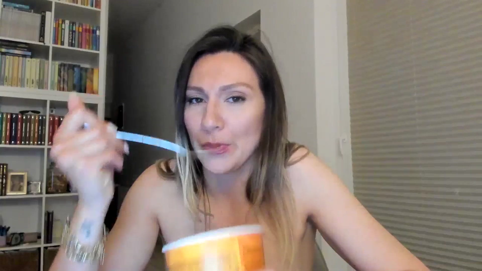 Gallery image thumbnail from ItsEvie's myfreecams stream on, 04/07/2025, 24:35 image 16 of 20